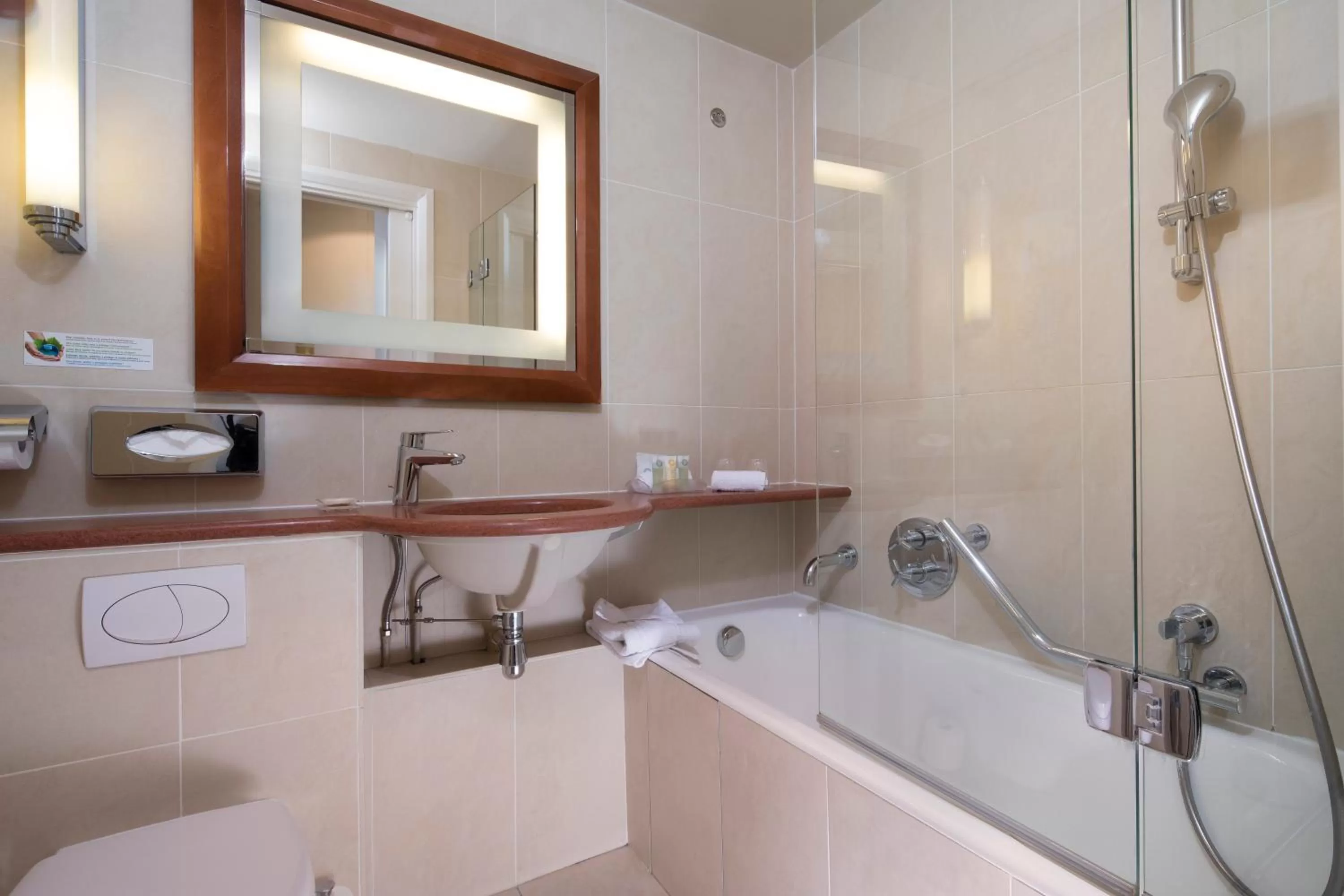 Bathroom in Hôtel Paris Louvre Opéra