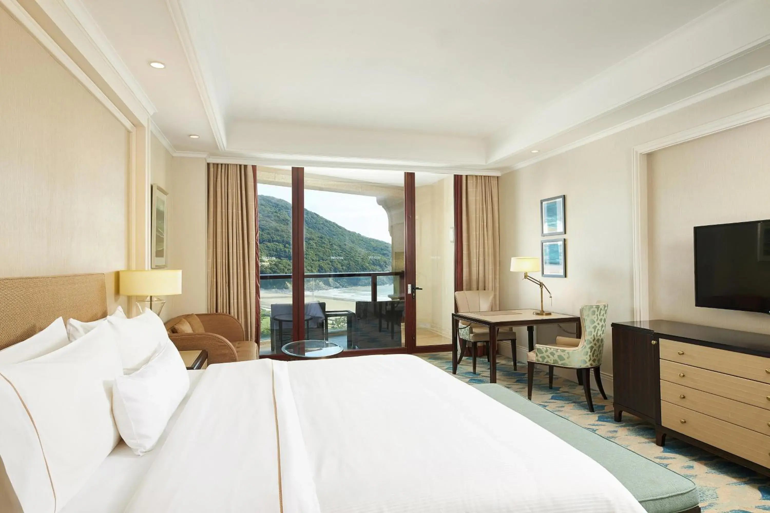 Classic King Room with Sea View in The Westin Zhujiajian Resort, Zhoushan Classic King Room with Sea View in The Westin Zhujiajian Resort, Zhoushan