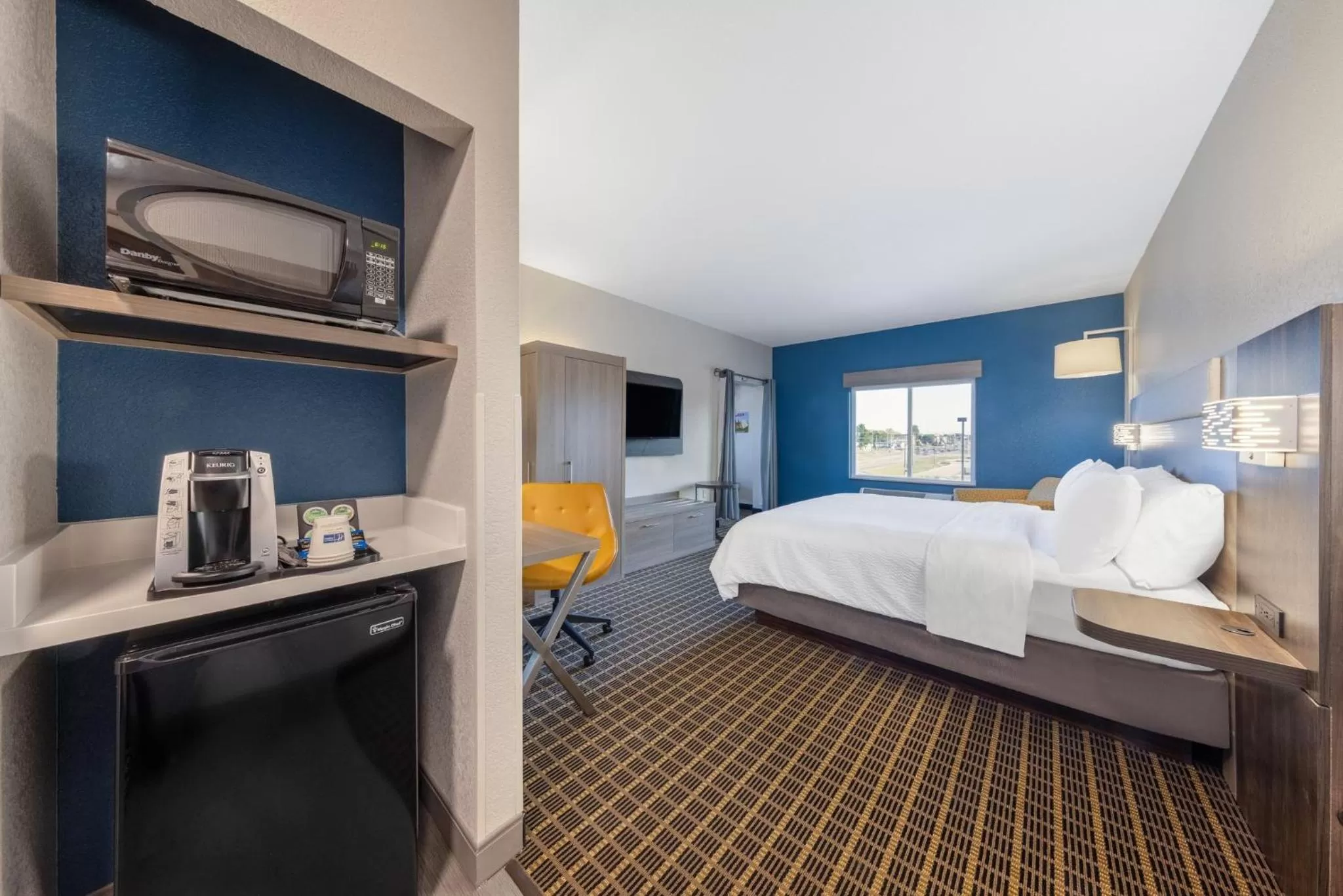 Photo of the whole room, Bed in Holiday Inn Express & Suites Pittsburg by IHG