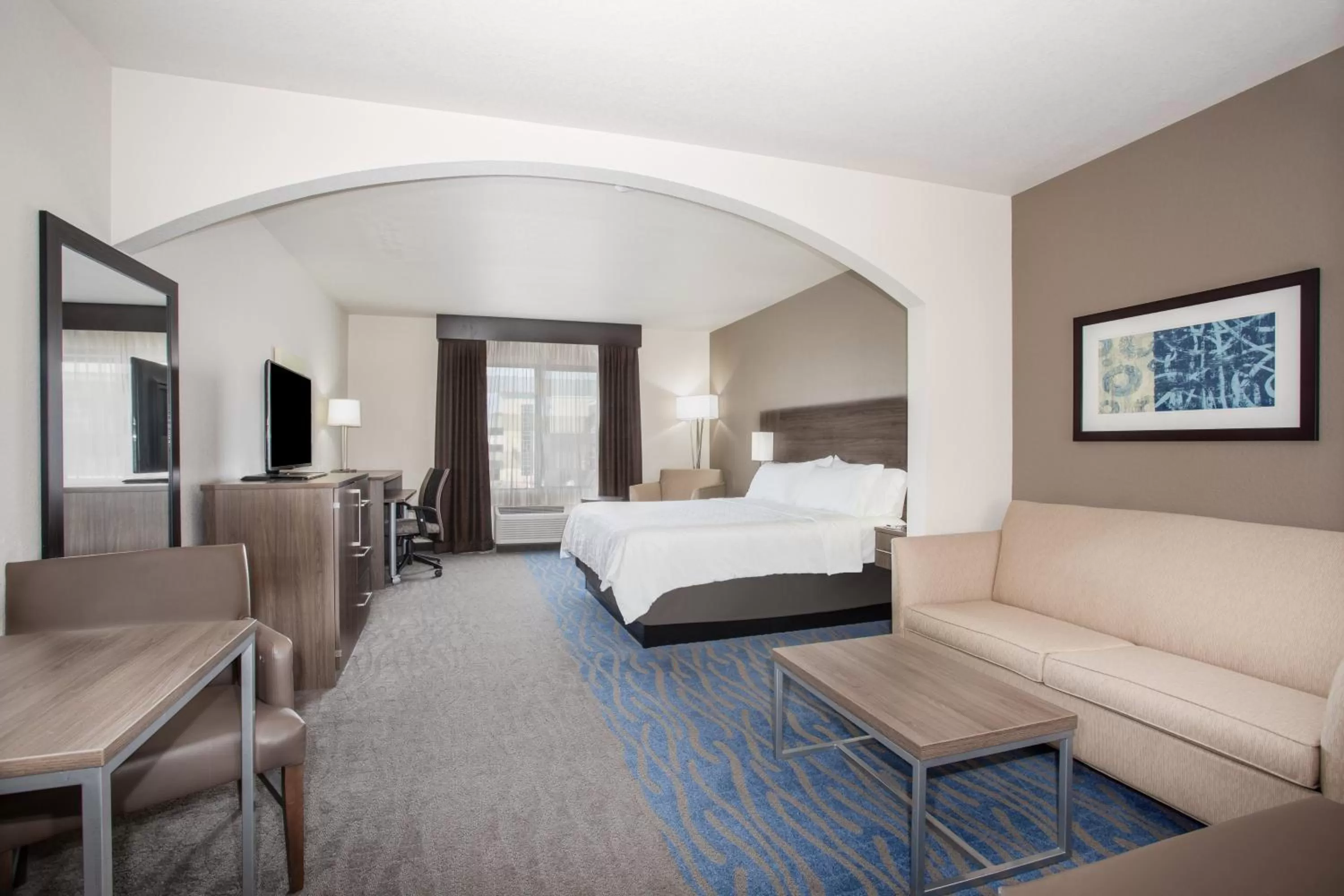 Photo of the whole room, Bed in Holiday Inn Express & Suites Manhattan by IHG