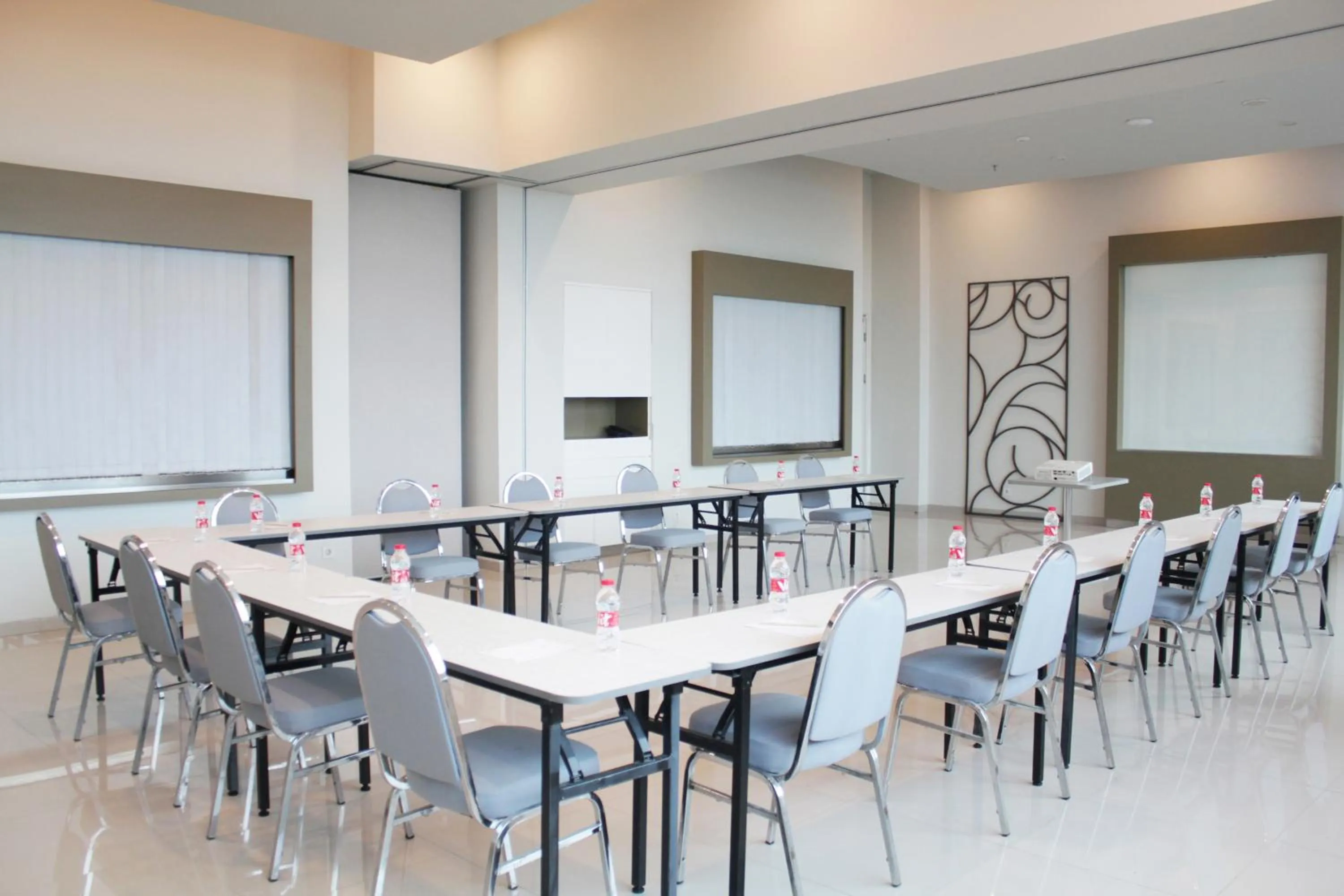 Meeting/conference room in POP! Hotel Kelapa Gading