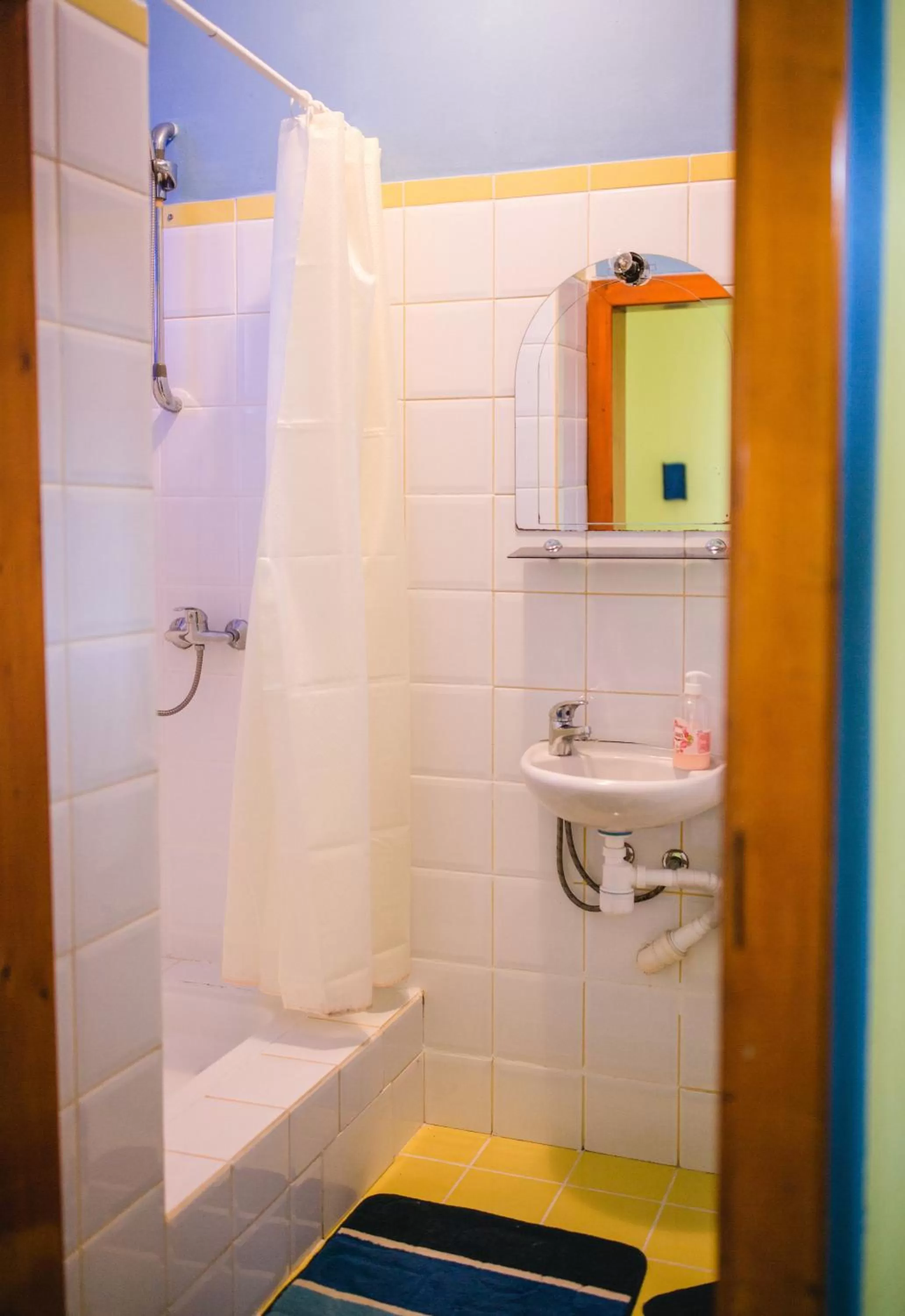 Bathroom in Kolyba Opryshkiv