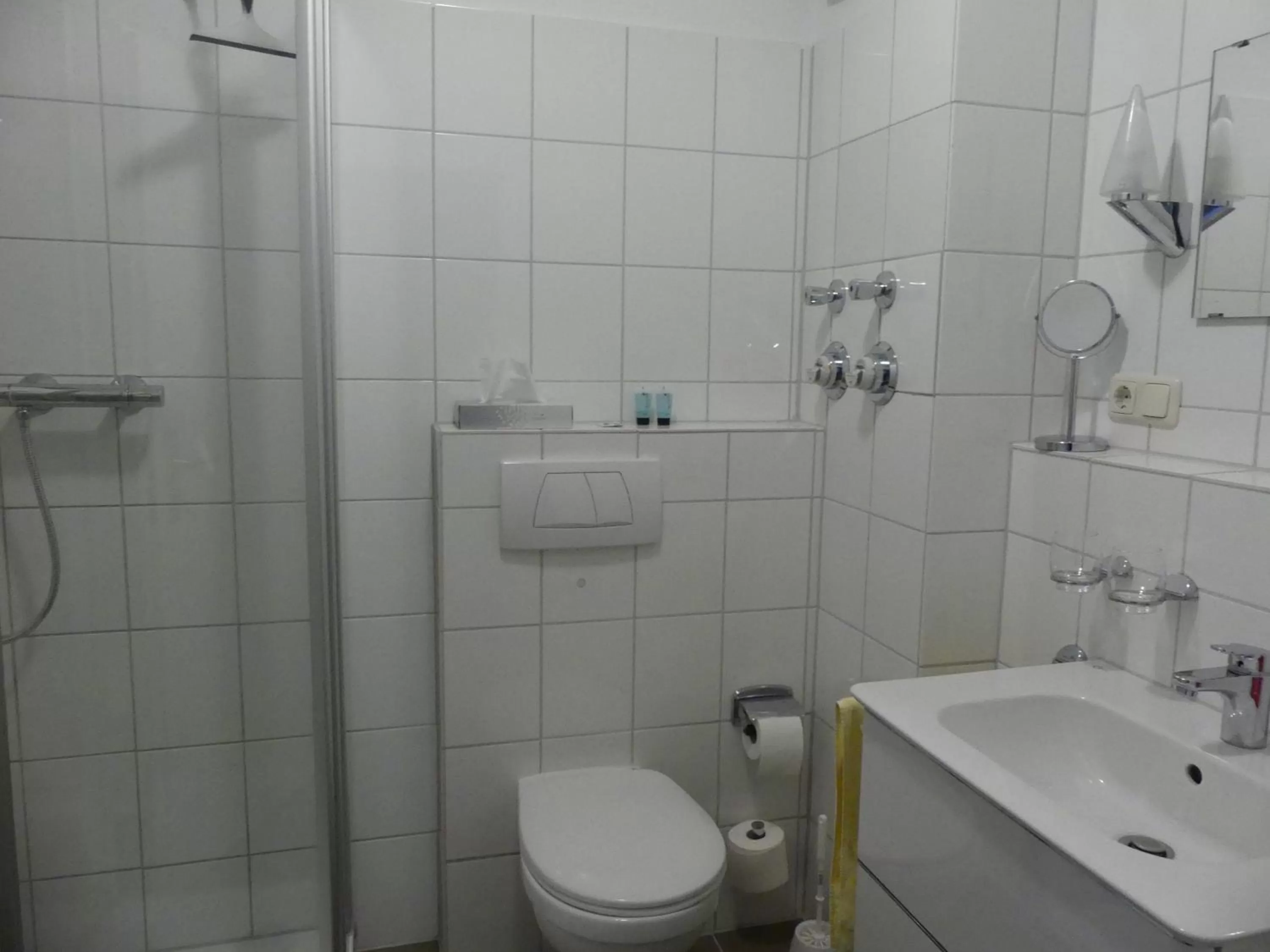 Shower, Bathroom in Apartmenthaus Binzer Sterne