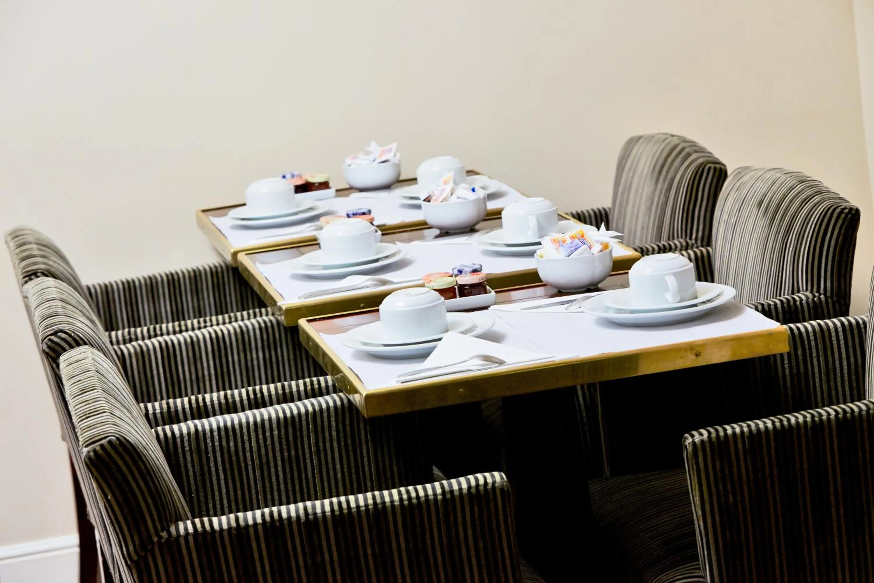 Restaurant/places to eat in Golden Tulip Washington Opera