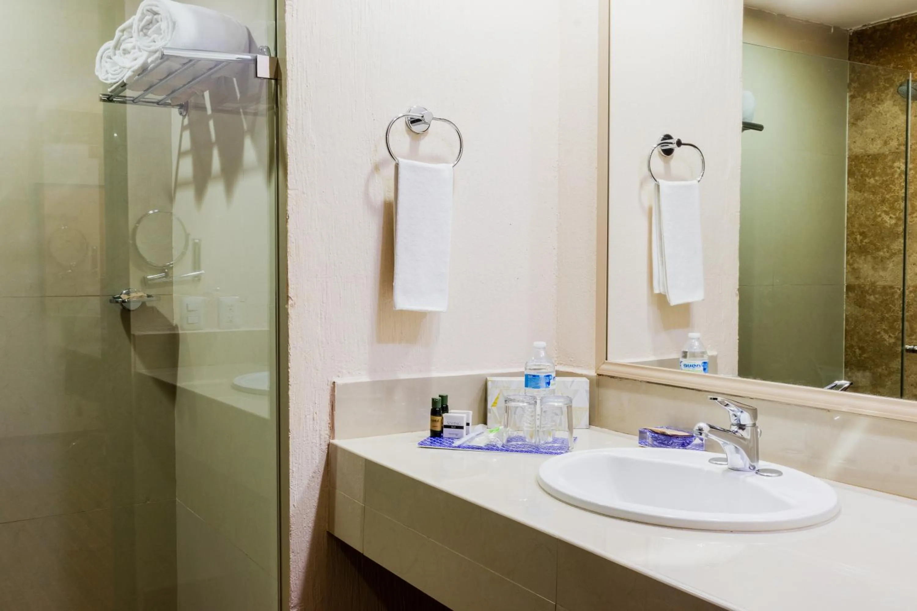 Bathroom in Paris FC Hotel