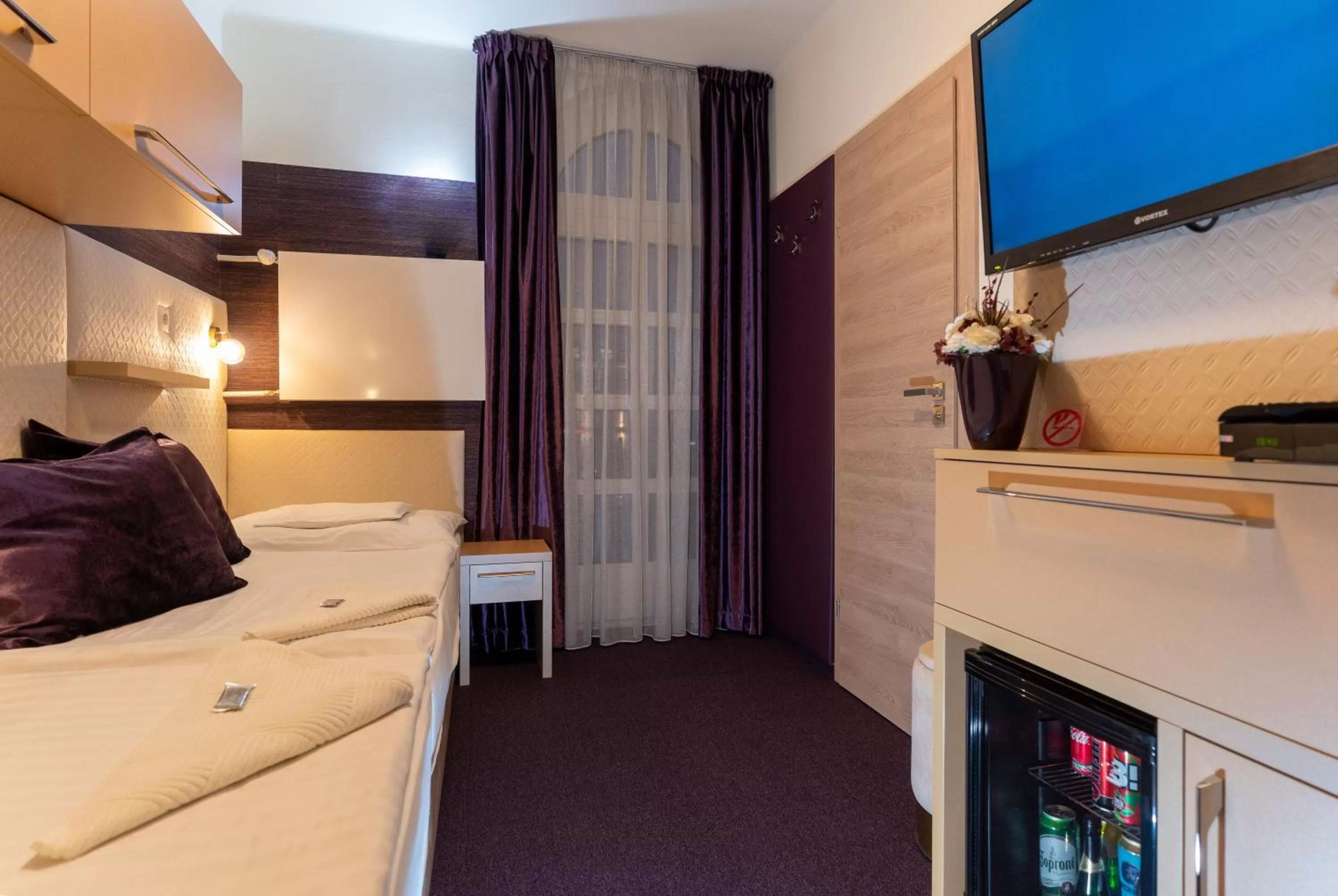 Photo of the whole room, Bed in Teátrum Boutique Hotel