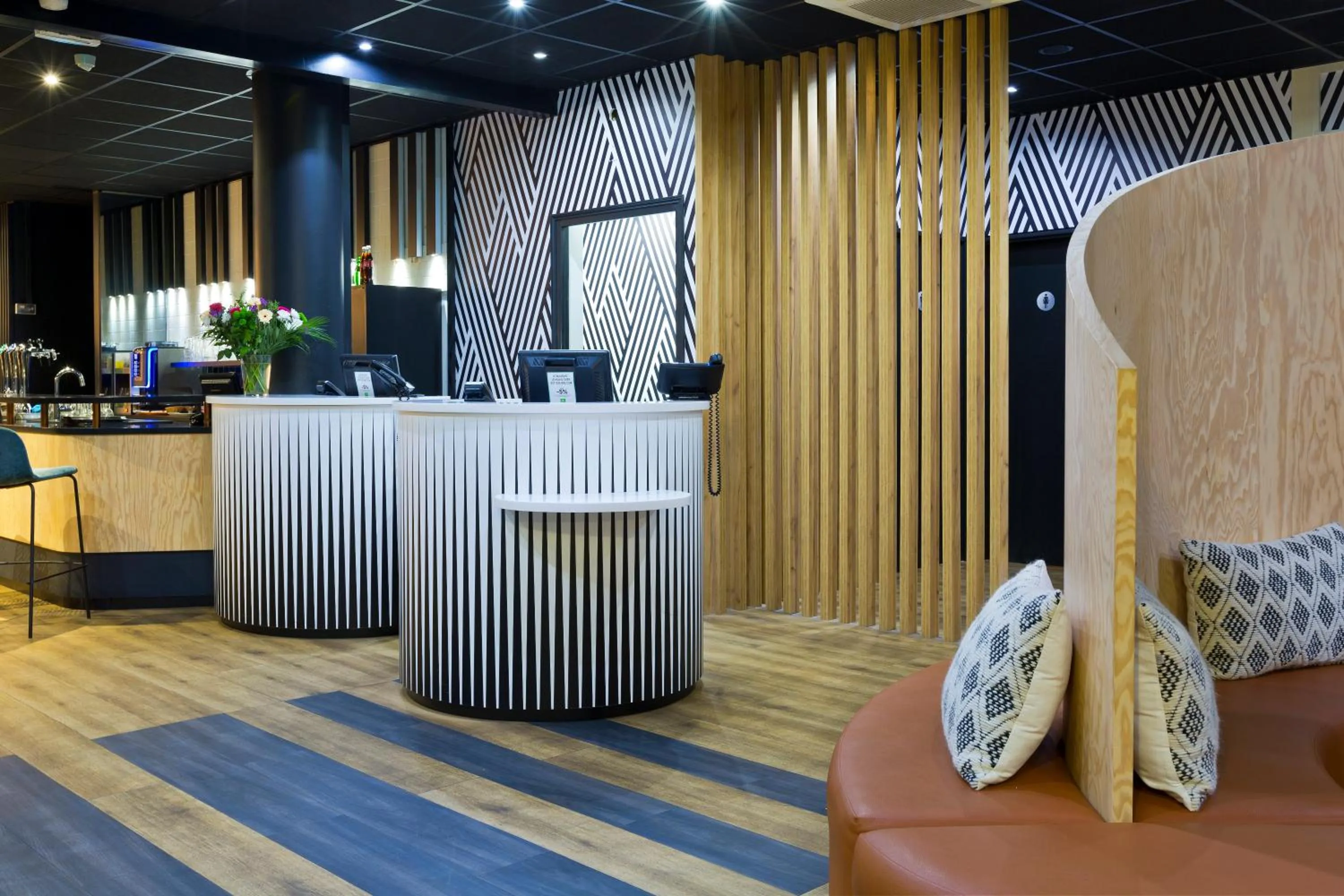 Lobby or reception in ibis Styles Massy Opéra