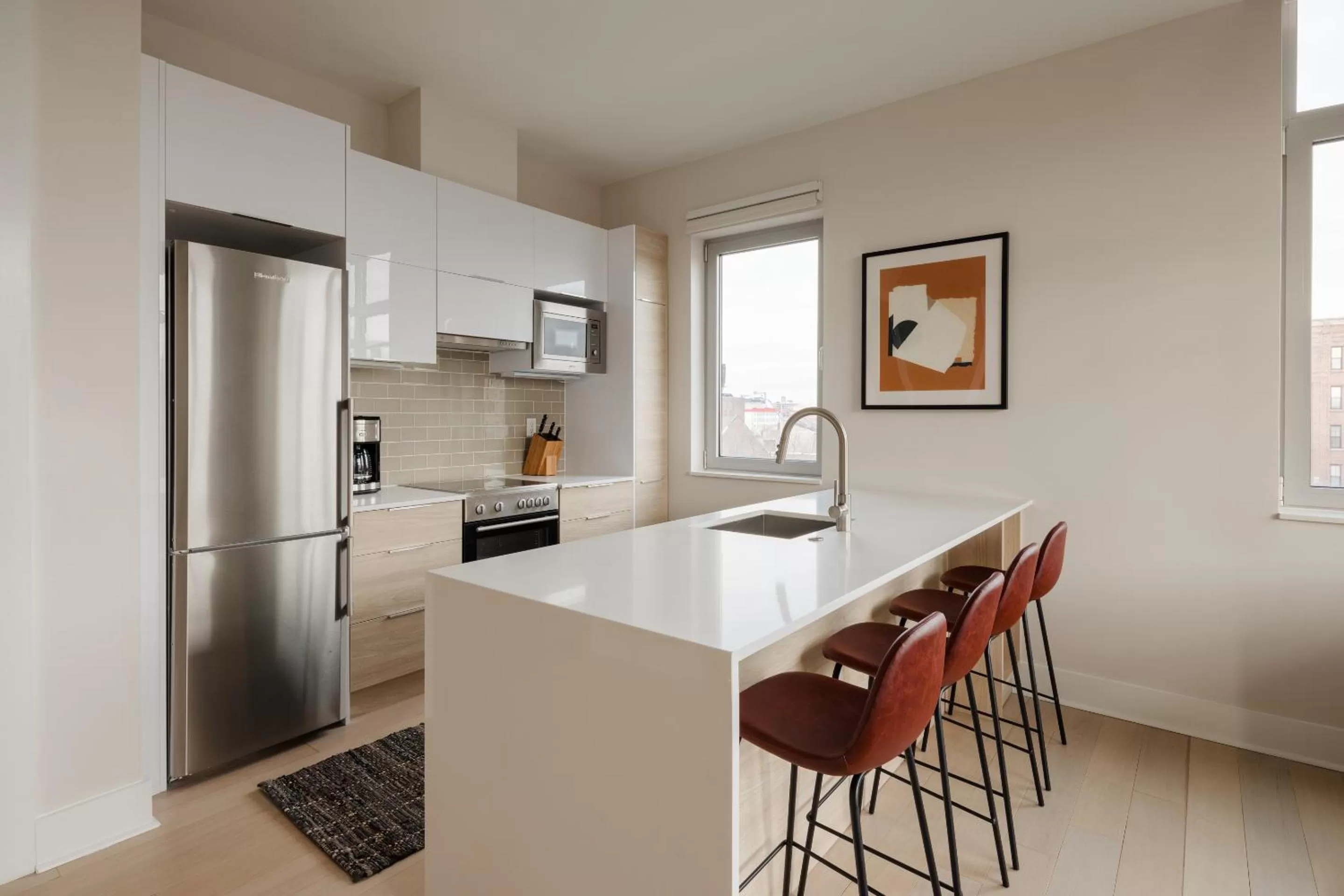 Living room, Kitchen/Kitchenette in Sonder The Mint