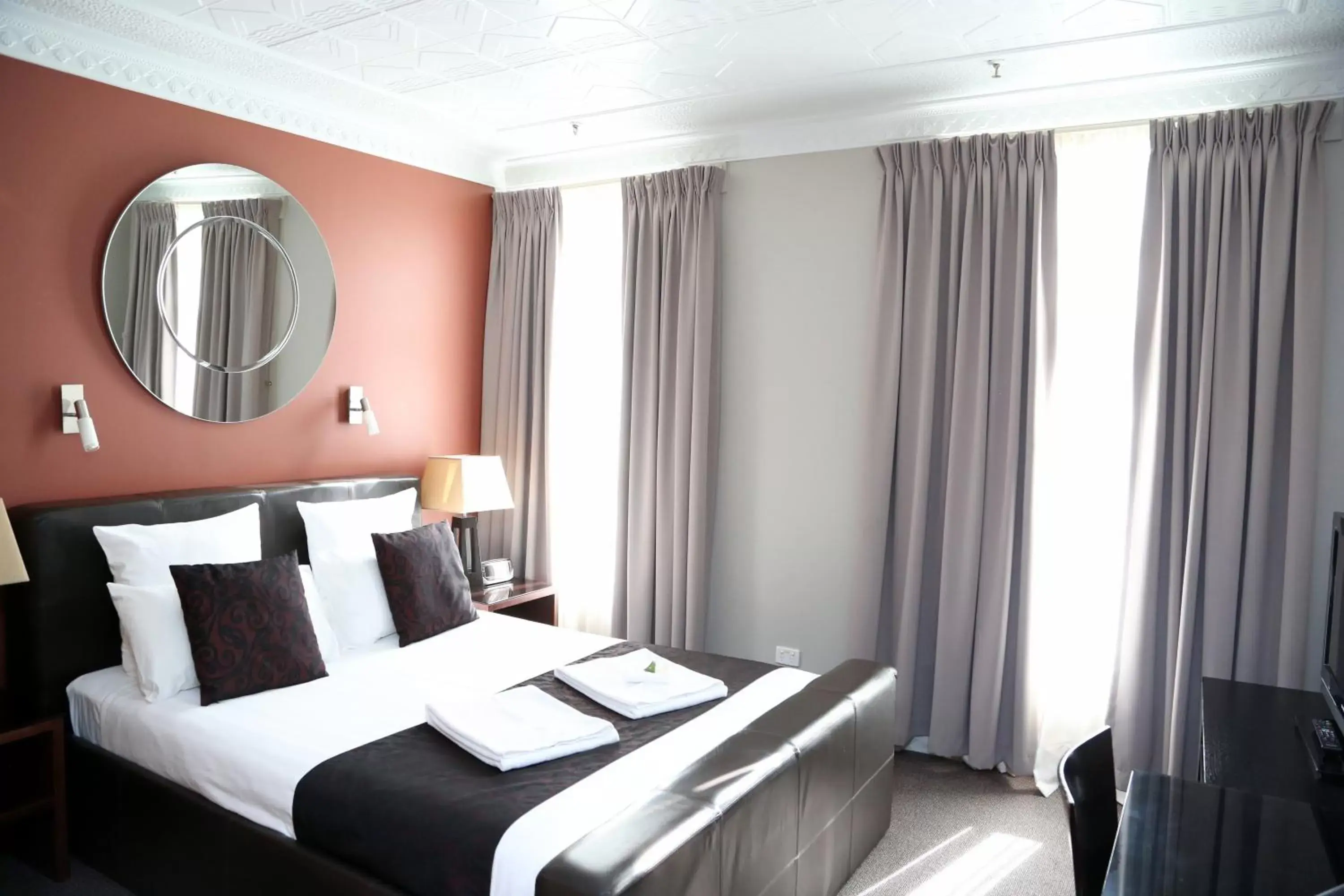 Queen Suite in Clarendon Hotel Queen Suite in Clarendon Hotel