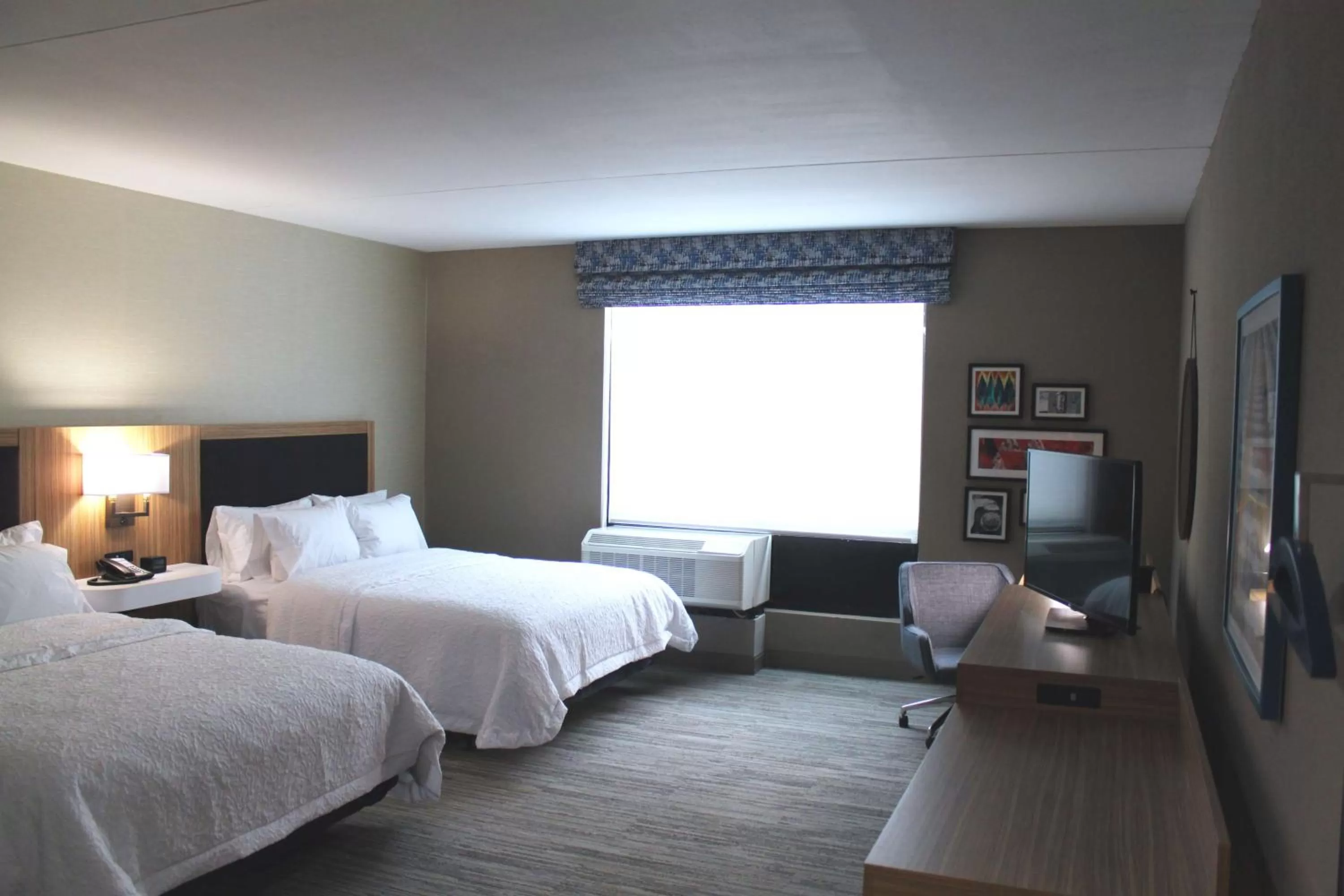 Bedroom, Bed in Hampton Inn Forsyth