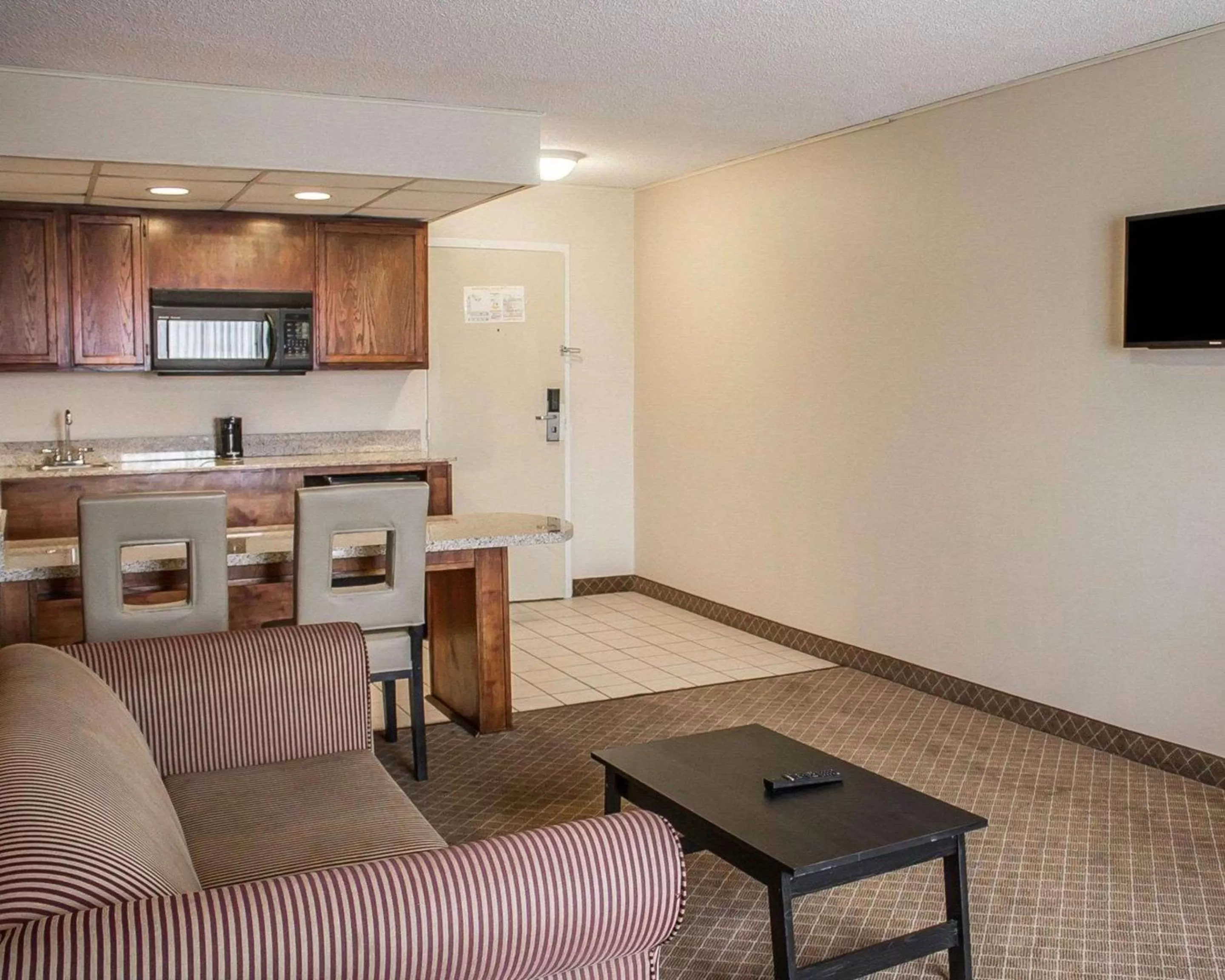 Photo of the whole room, Seating Area in Norwood Inn & Suites Columbus
