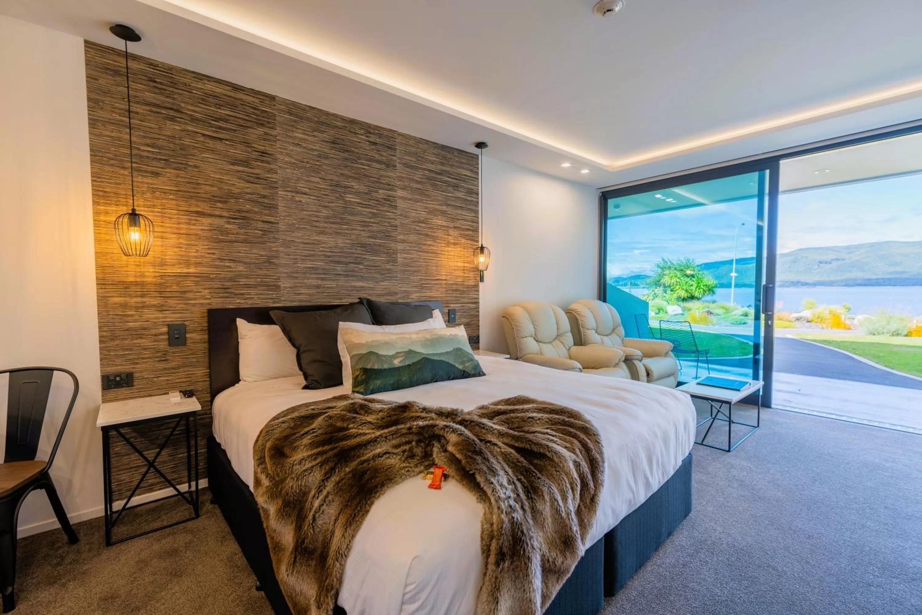 Bed in Fiordland Lakeview Motel and Apartments