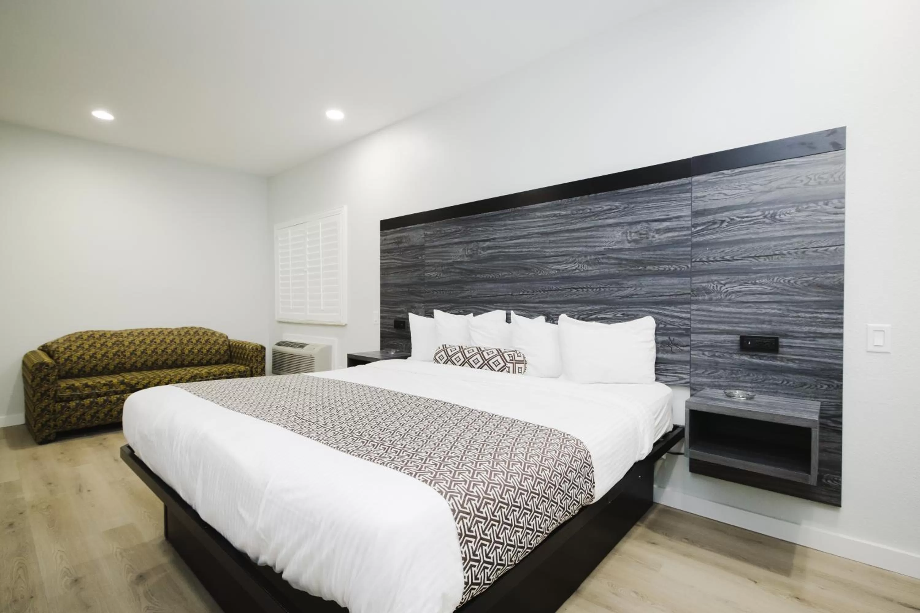 Bed in Sapphire Inn & Suites