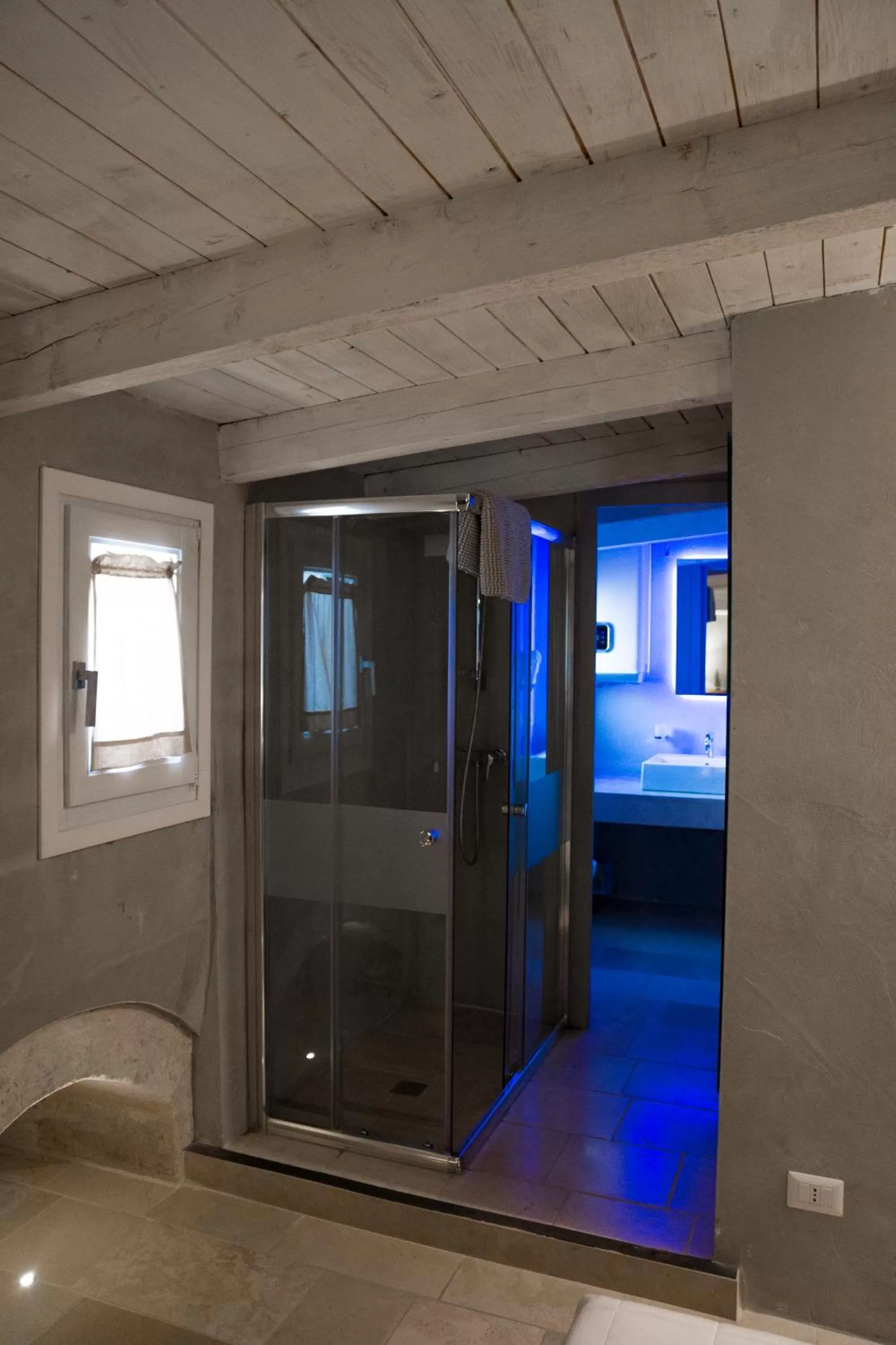 Shower in Graffiti Living - Affittacamere