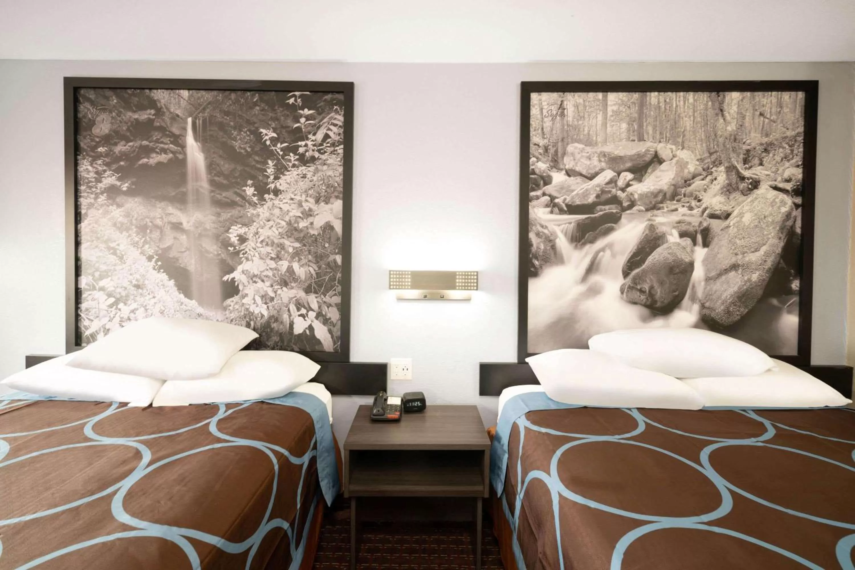 Photo of the whole room, Bed in Super 8 by Wyndham Cleveland