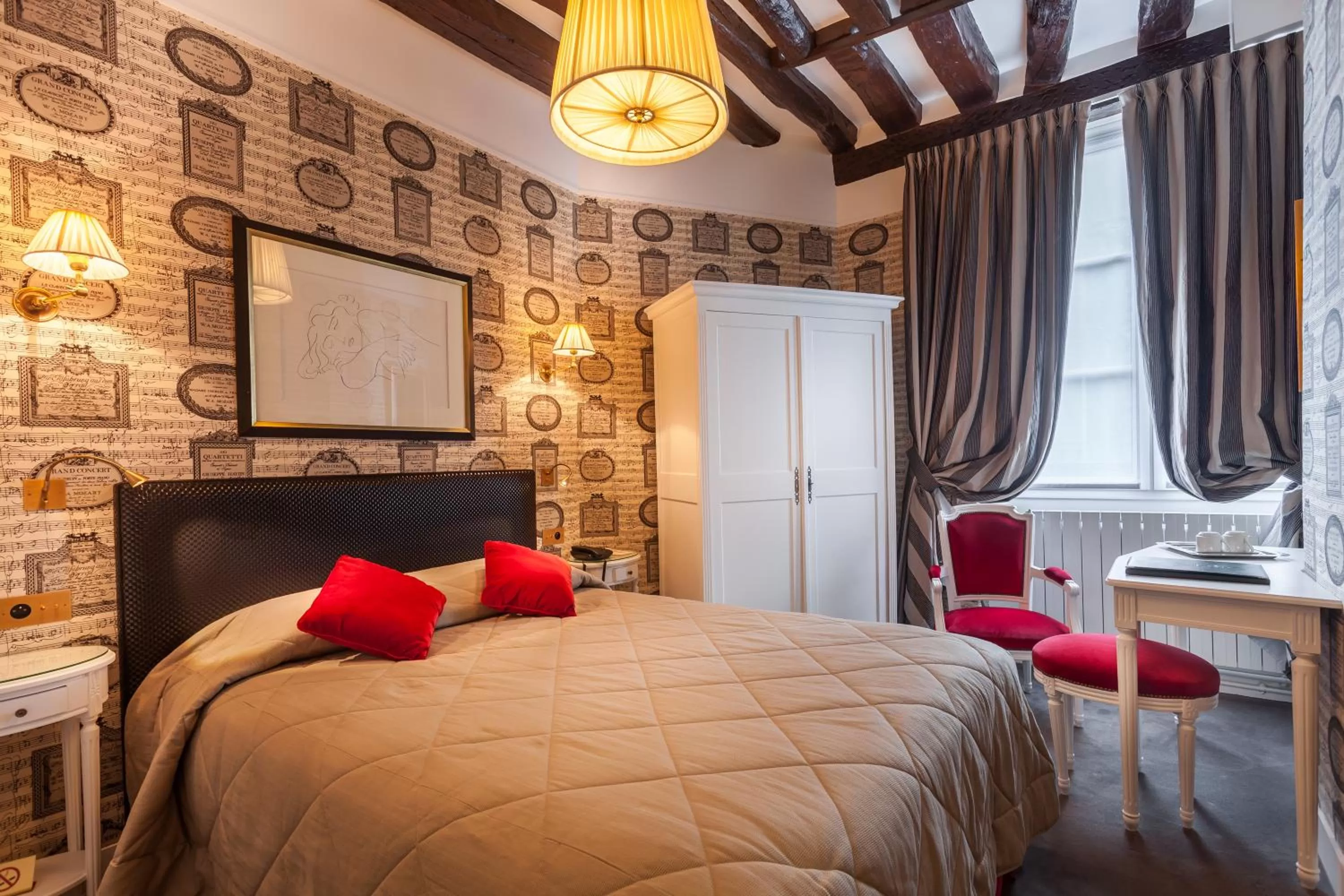 Photo of the whole room, Bed in Grand Hôtel de L'Univers Saint-Germain