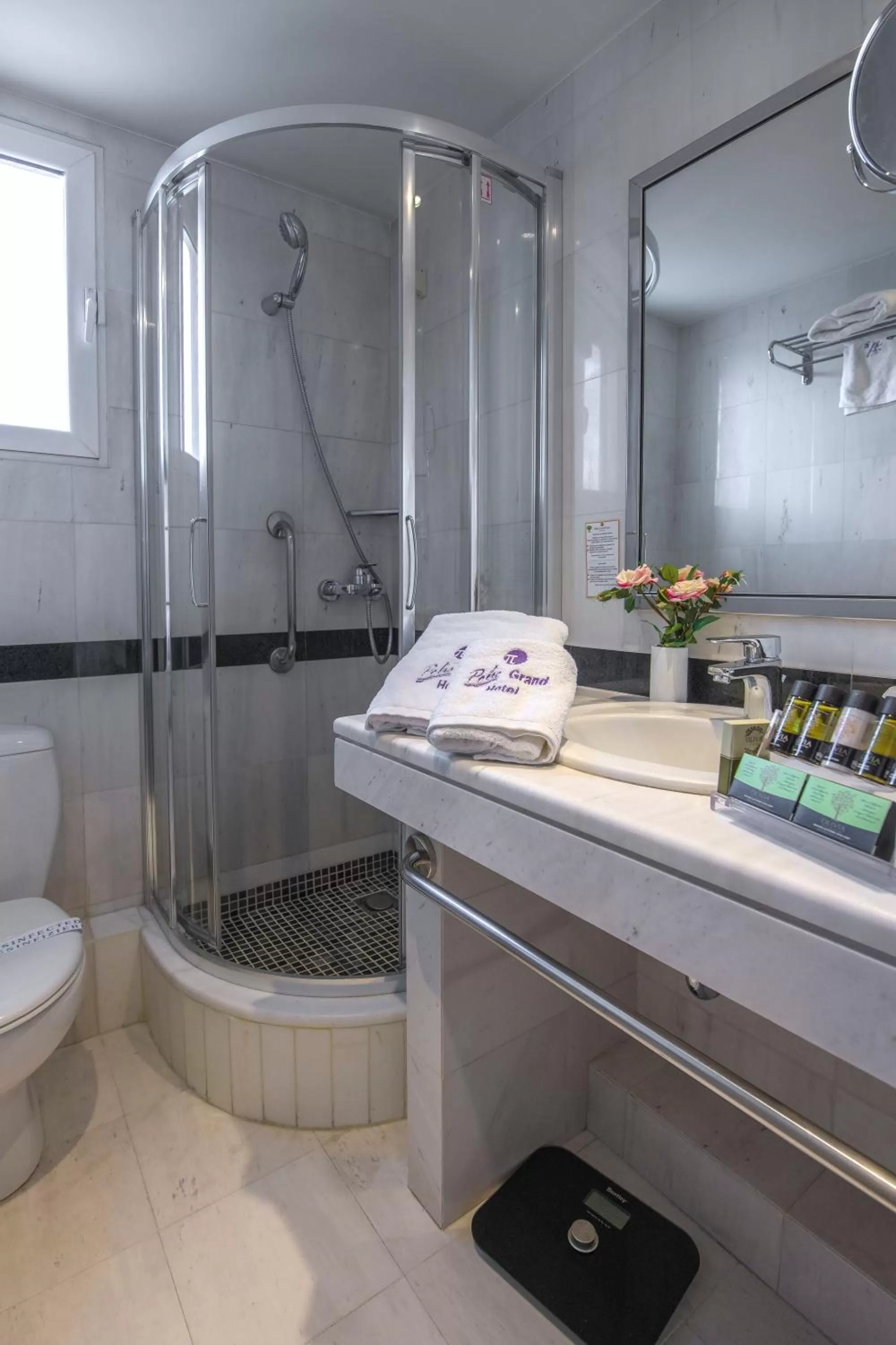 Shower in Polis Grand Hotel