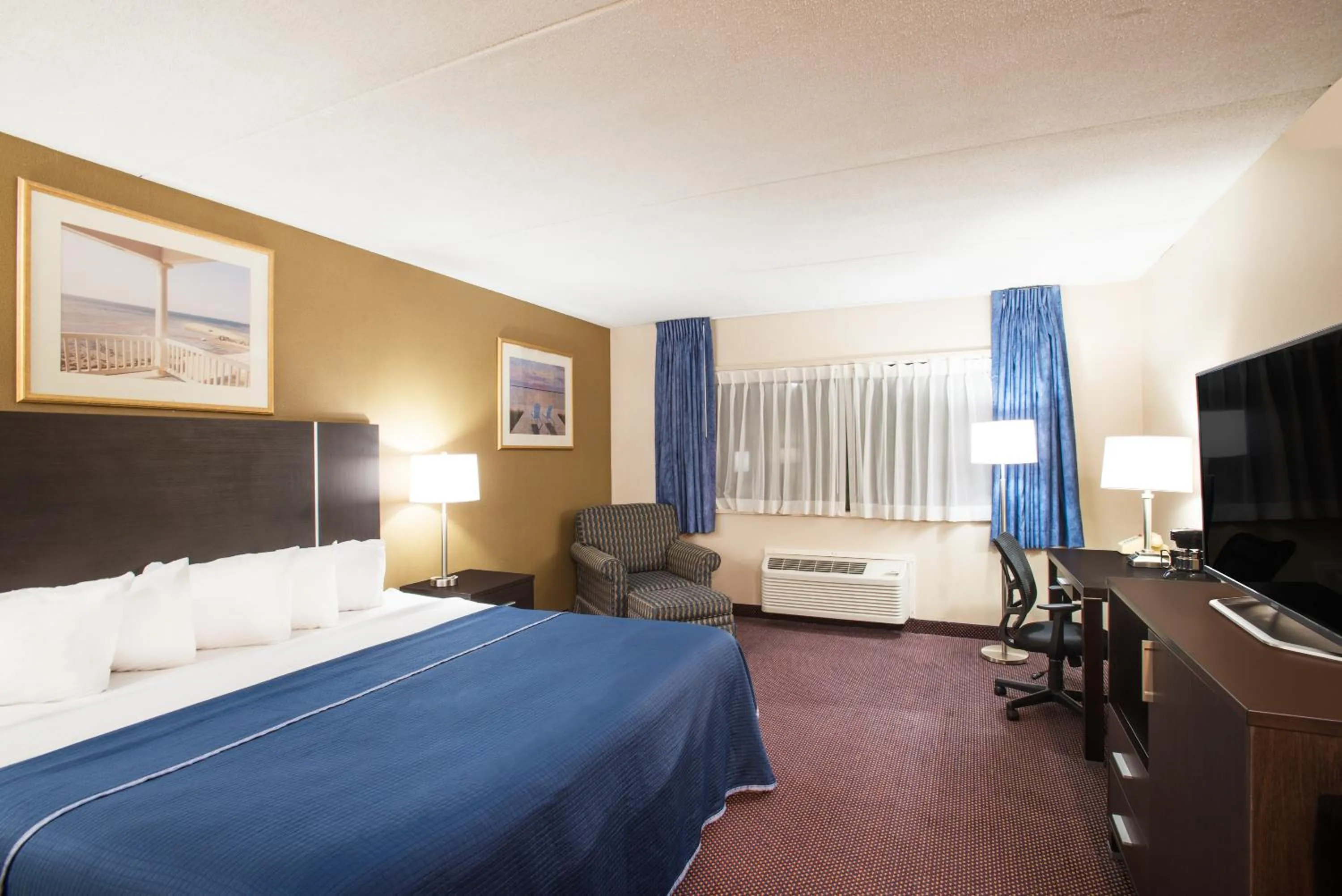 Bed in Howard Johnson by Wyndham South Portland