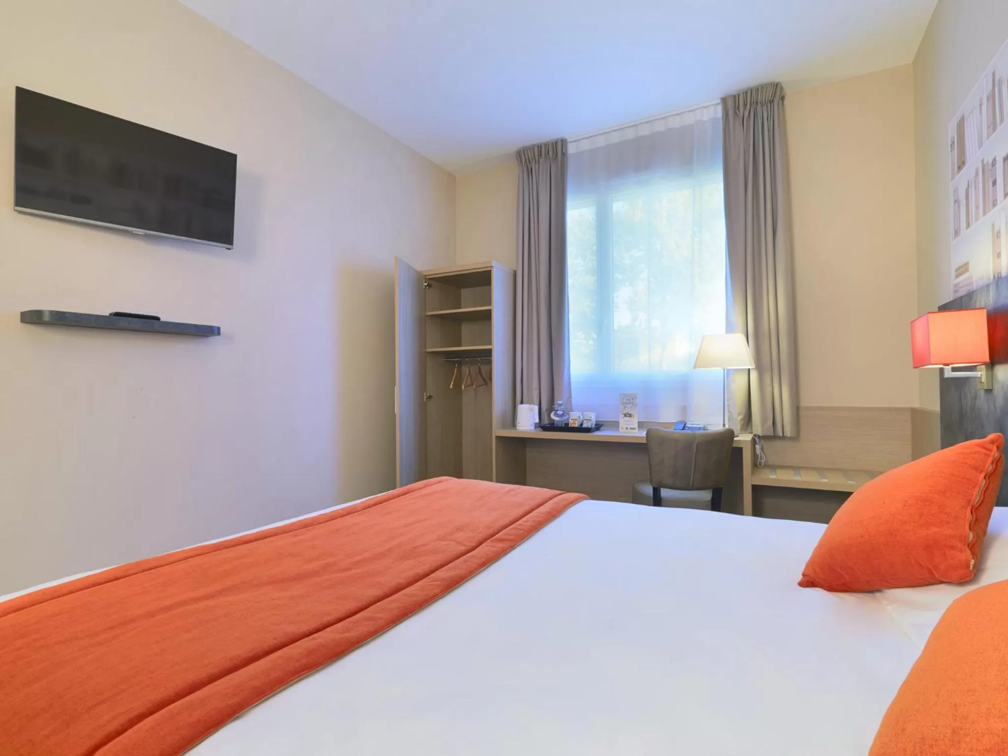 Bed in Kyriad Angers Ouest Beaucouzé