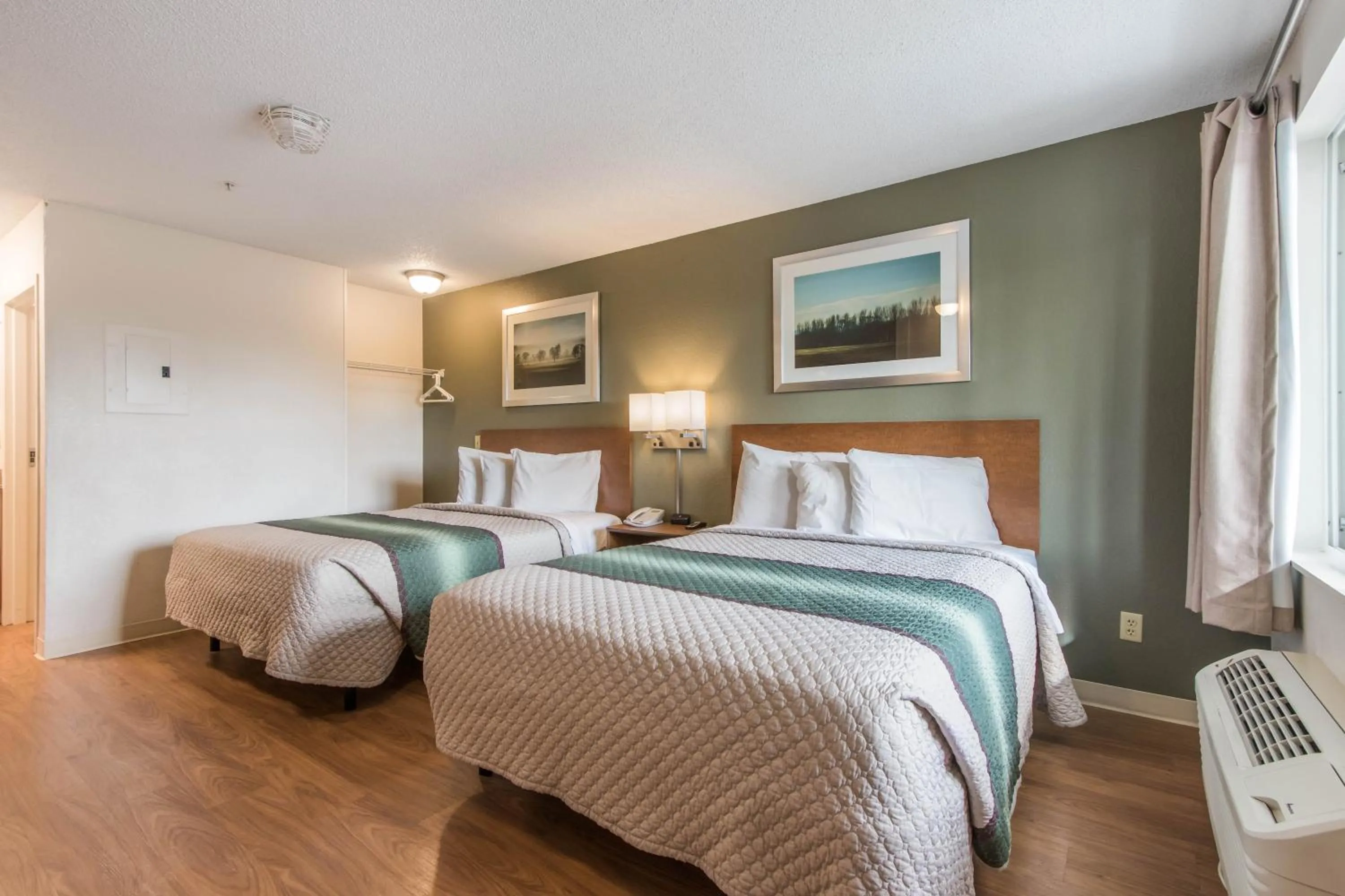 Photo of the whole room, Bed in HomeTowne Studios by Red Roof Fort Lauderdale