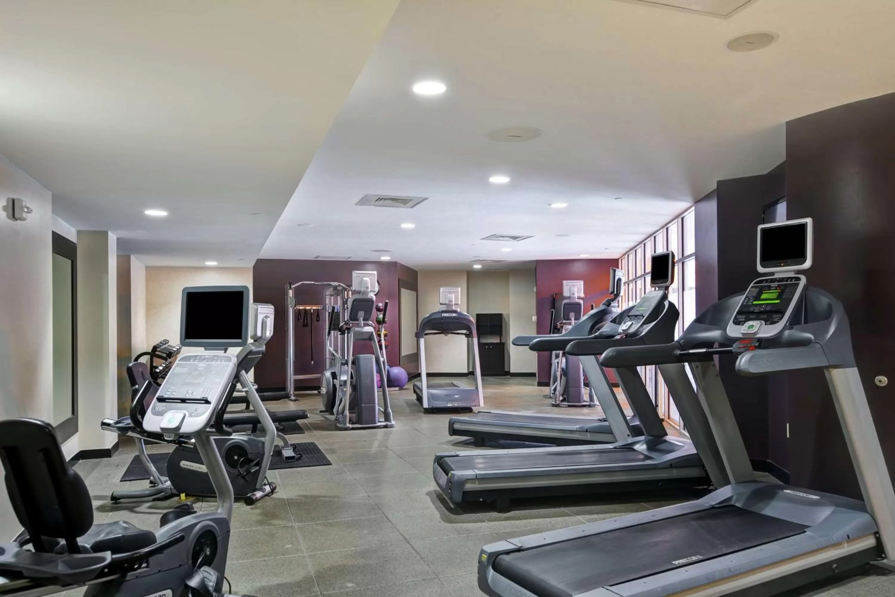 Fitness centre/facilities in DoubleTree by Hilton Hotel Baton Rouge