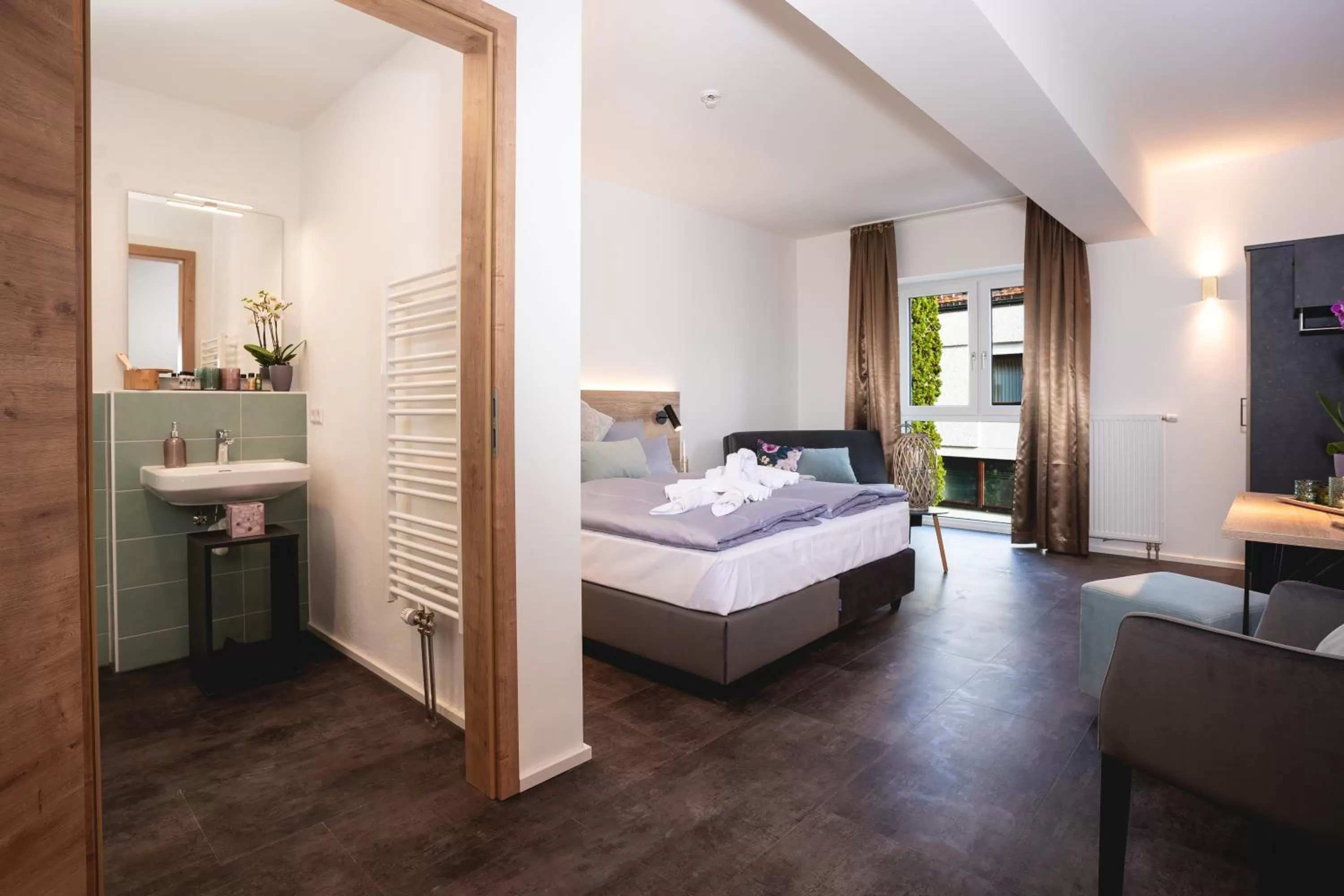 Bathroom, Bed in Drexel`s Parkhotel am Schloss