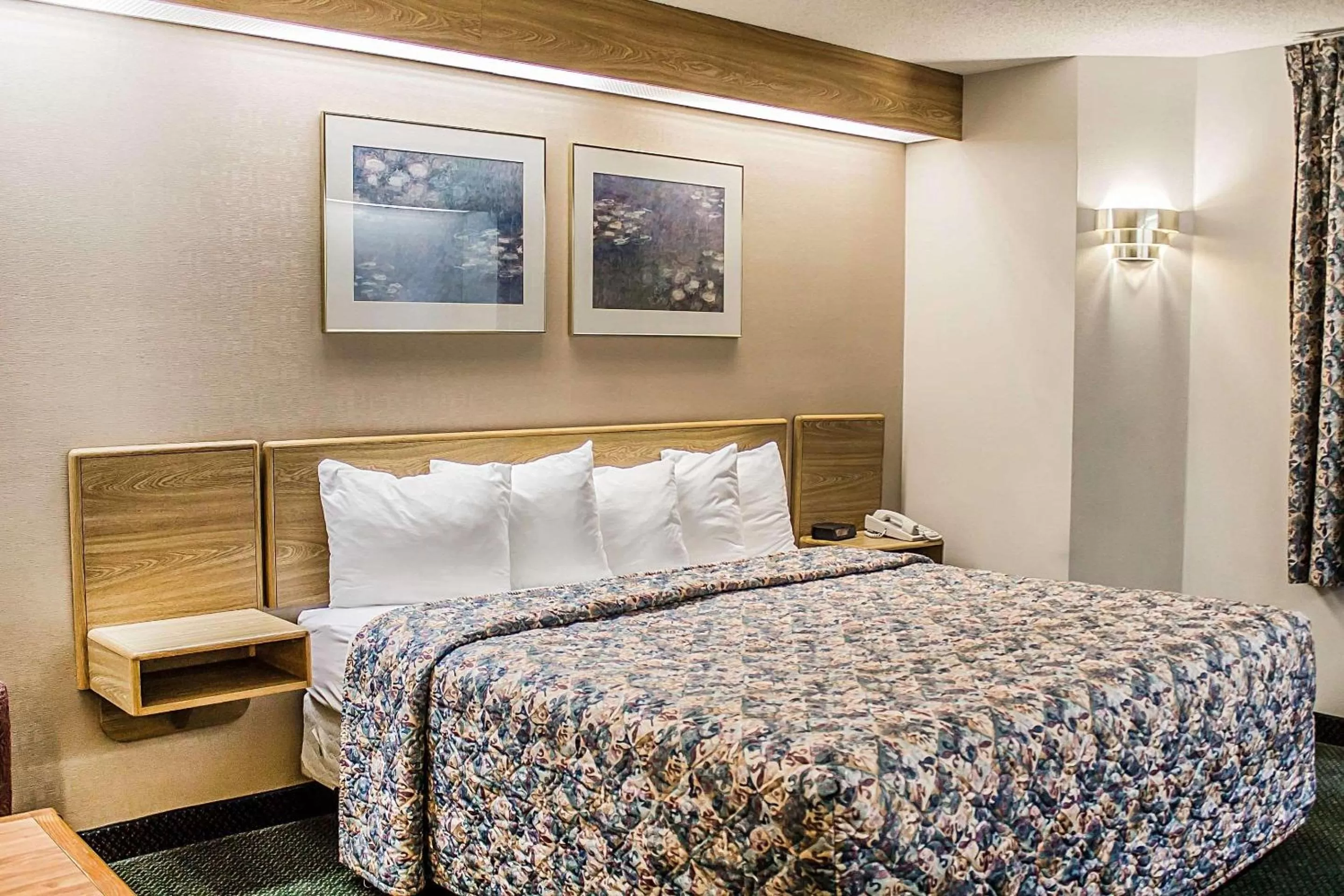 Photo of the whole room, Bed in Rodeway Inn Abbotsford