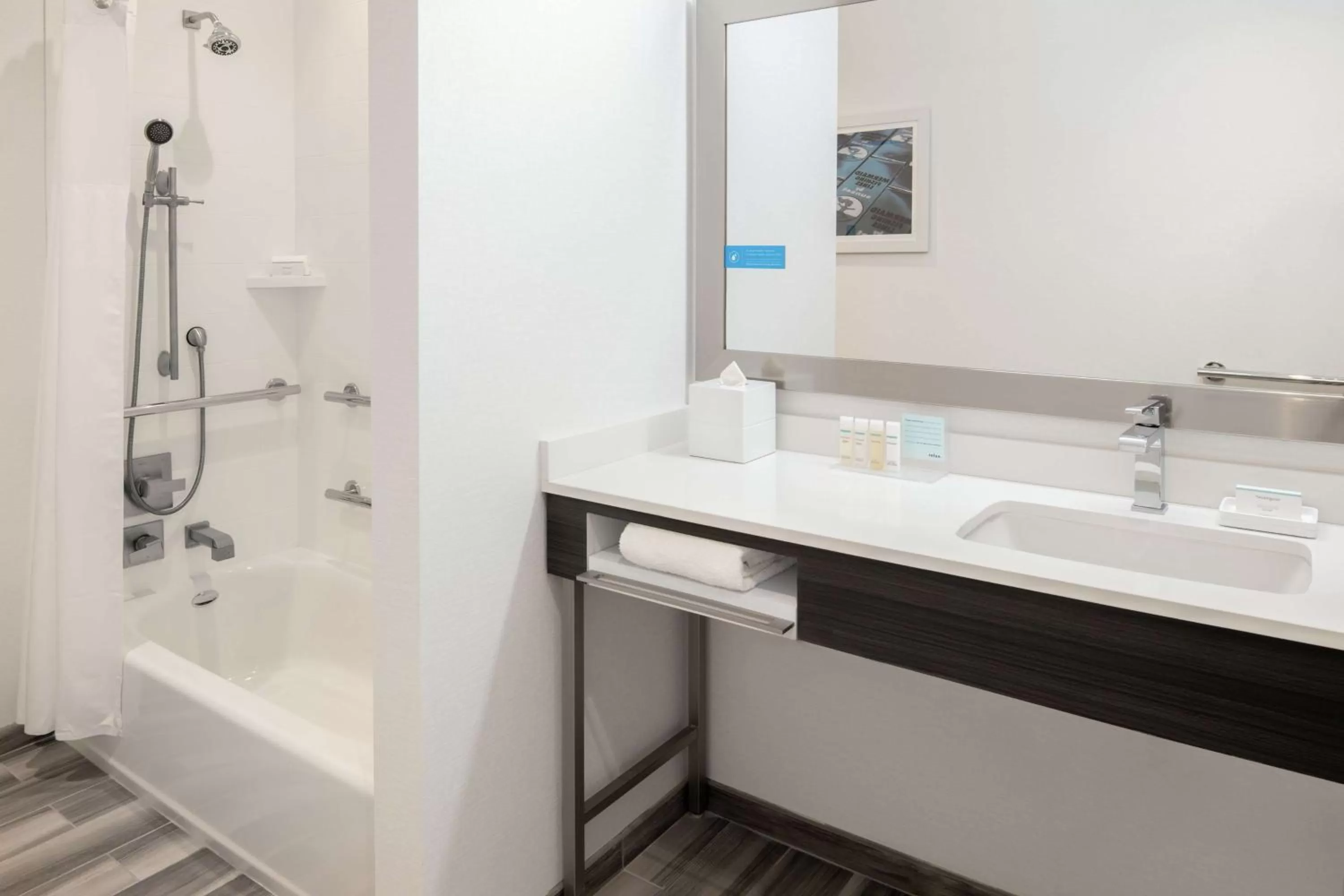 Bathroom in Hampton Inn Petaluma, Ca