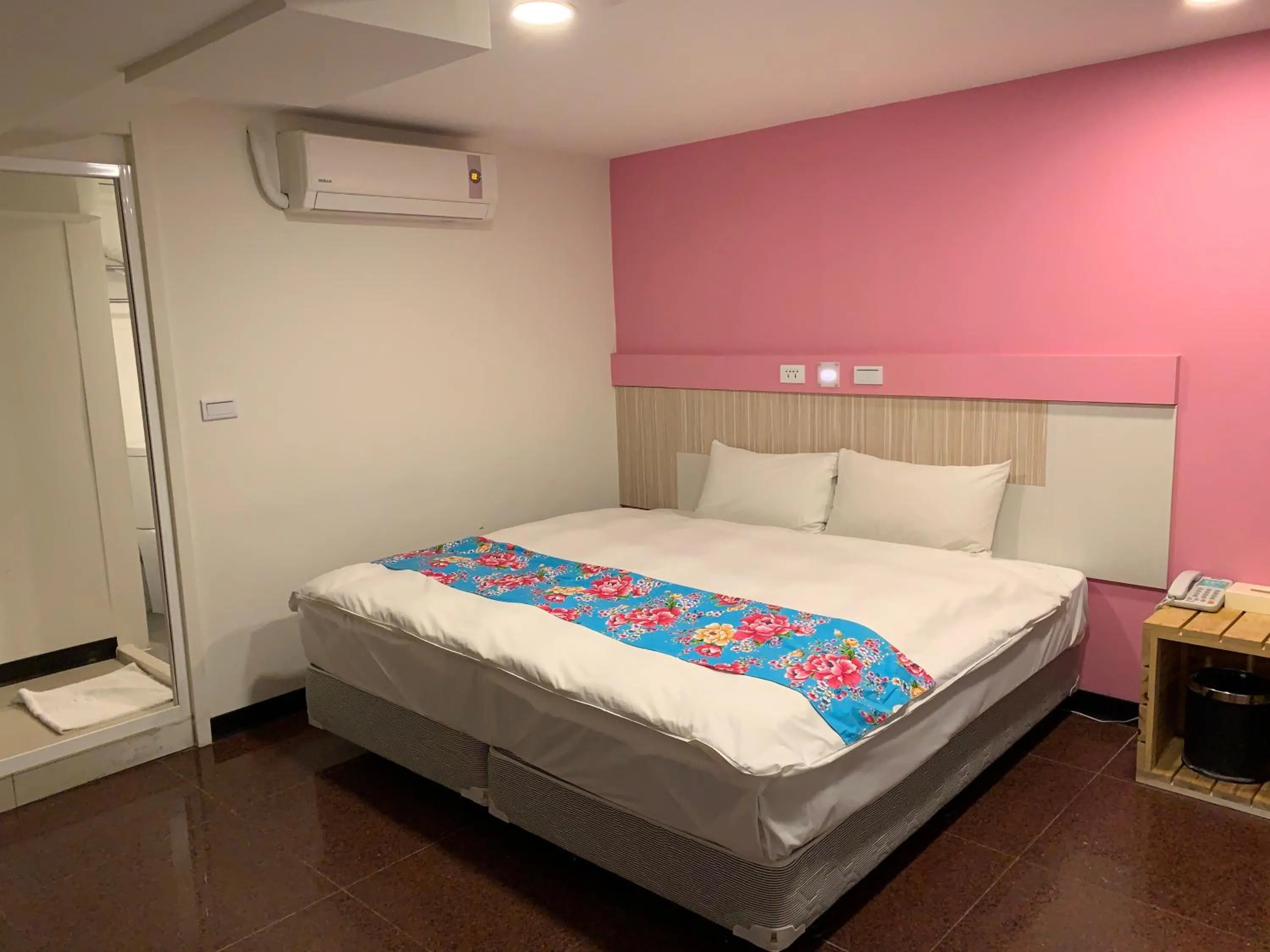 Bed in Good Night Hotel