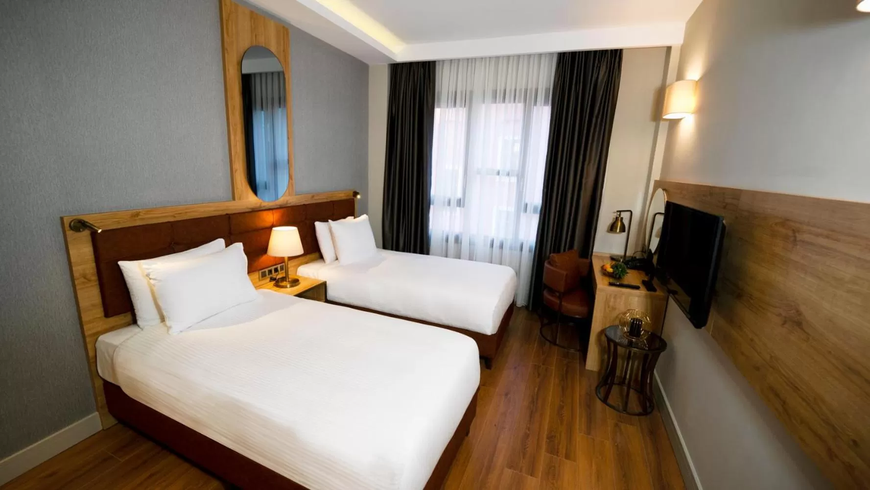Photo of the whole room, Bed in Grand Sirkeci Hotel