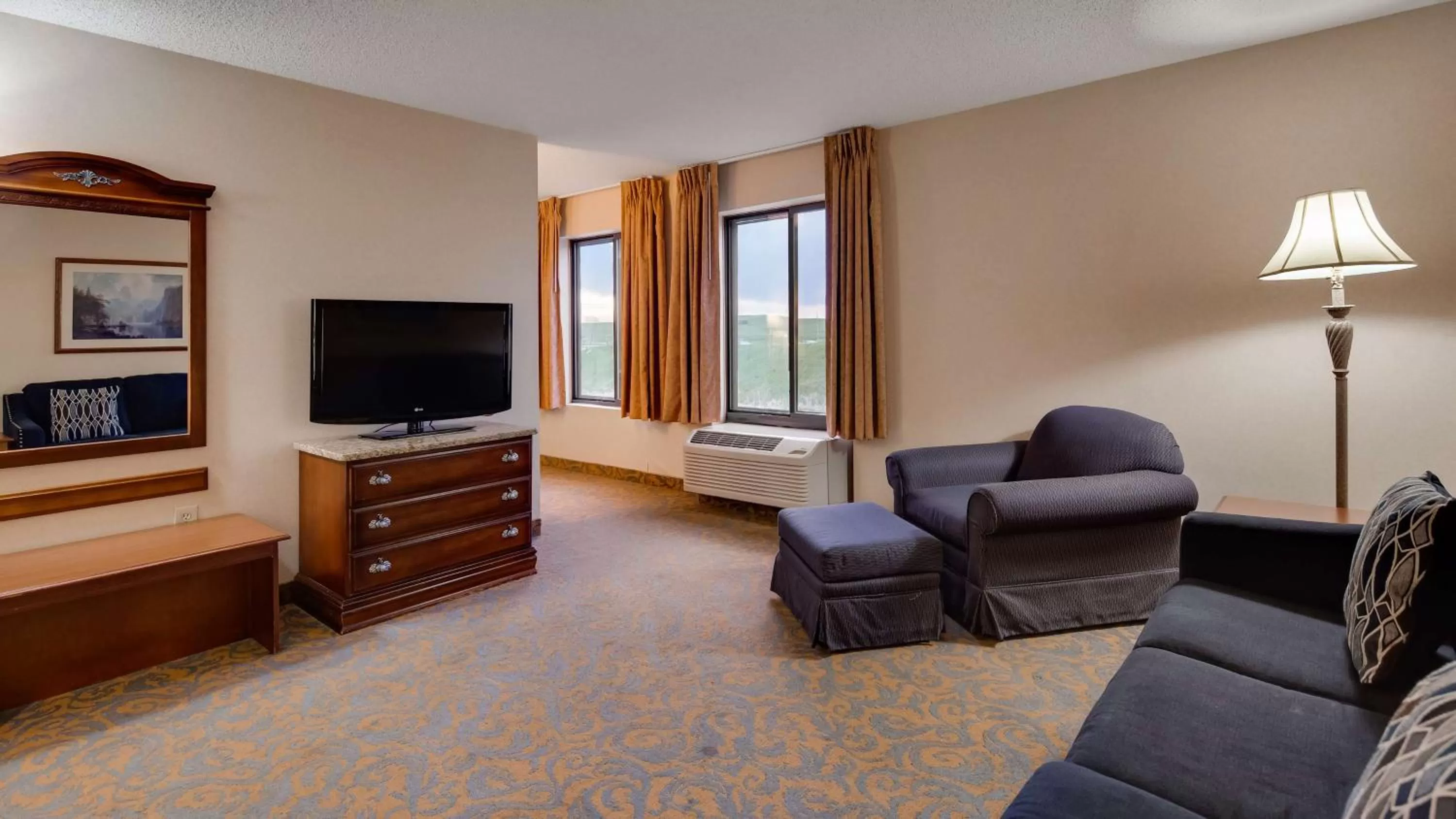 Photo of the whole room, Seating Area in SureStay Plus Hotel by Best Western Cheyenne
