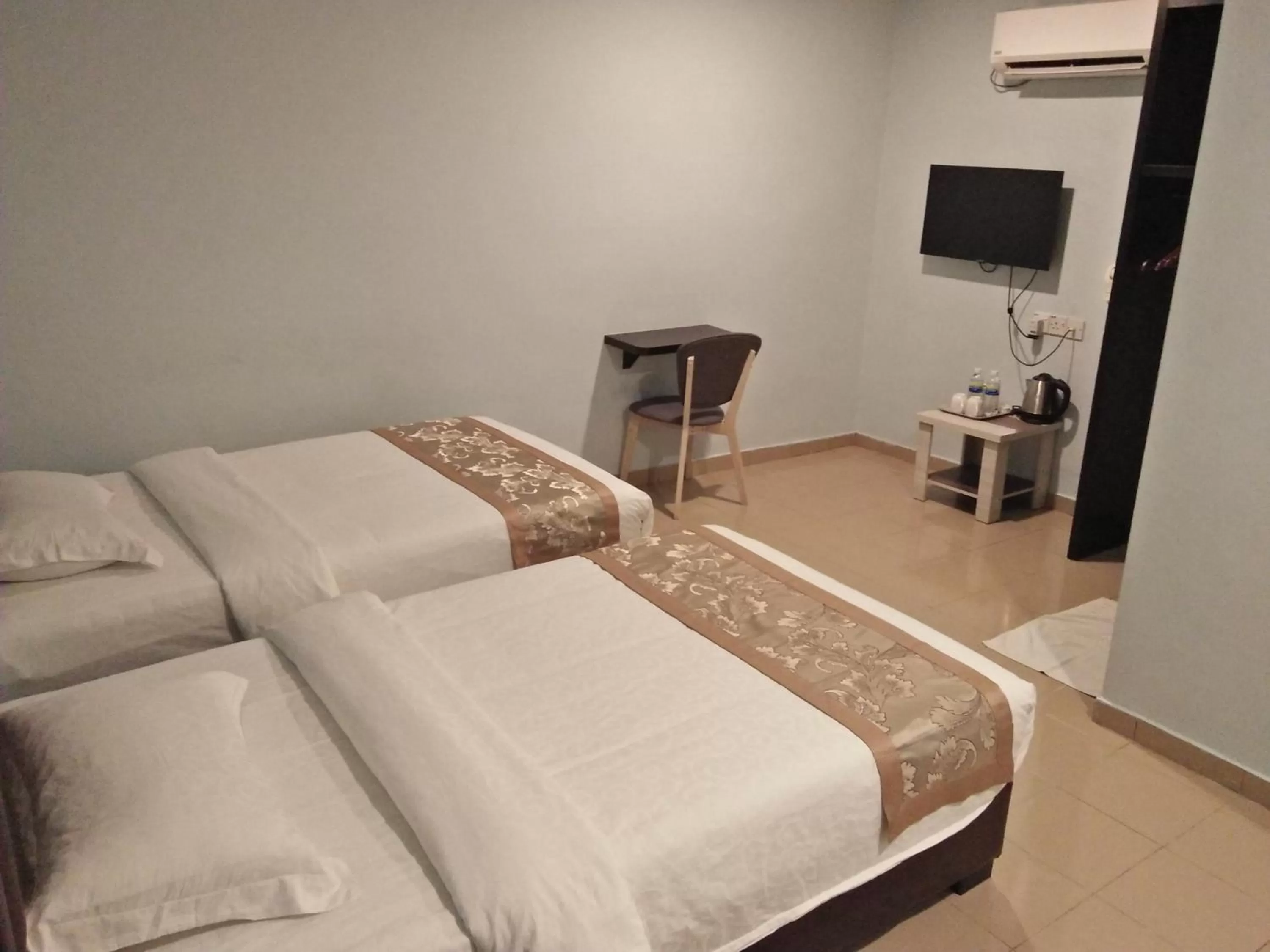 Bedroom, Bed in TIONG HUA HOTEL