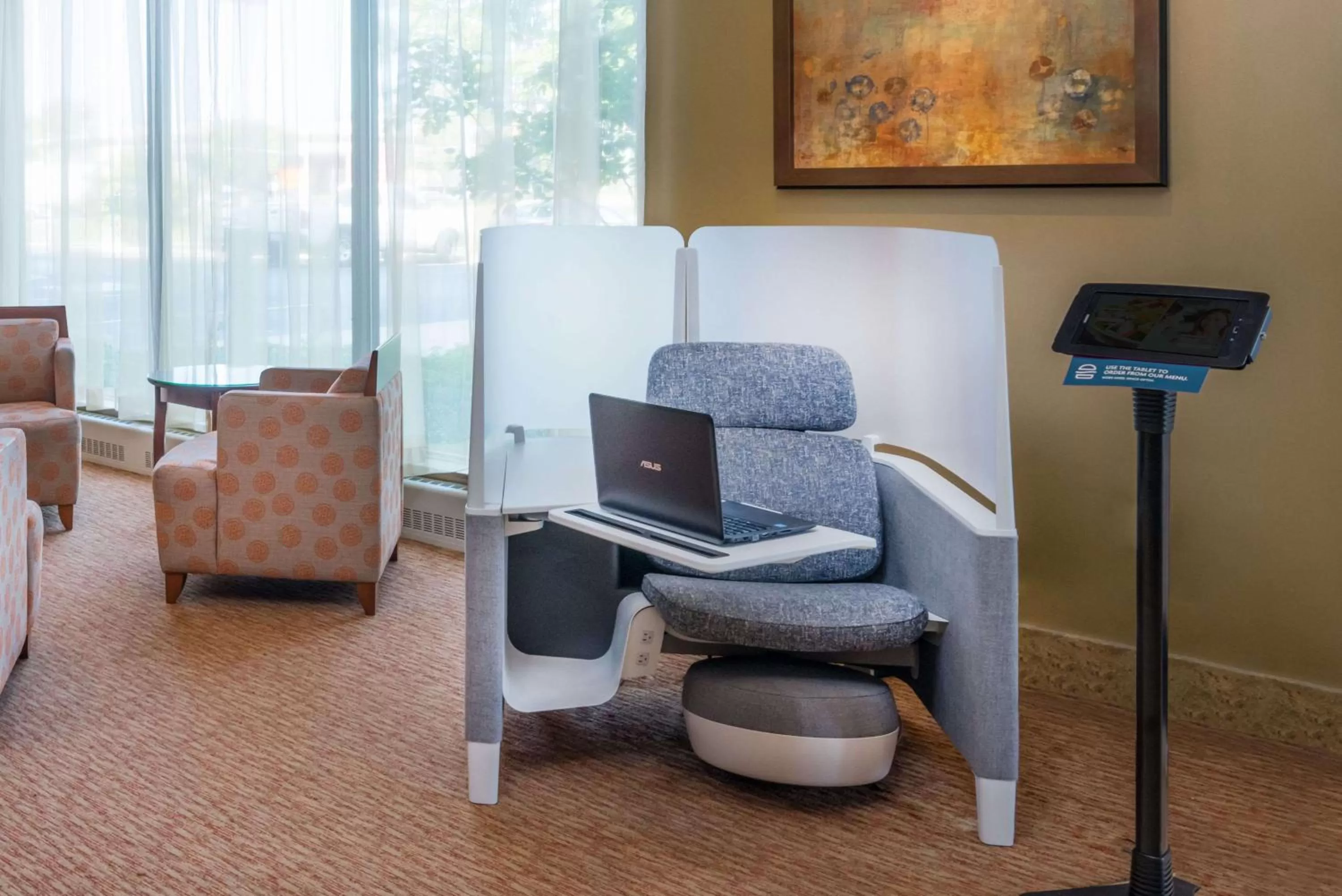 Seating area in Sonesta Milwaukee West Wauwatosa