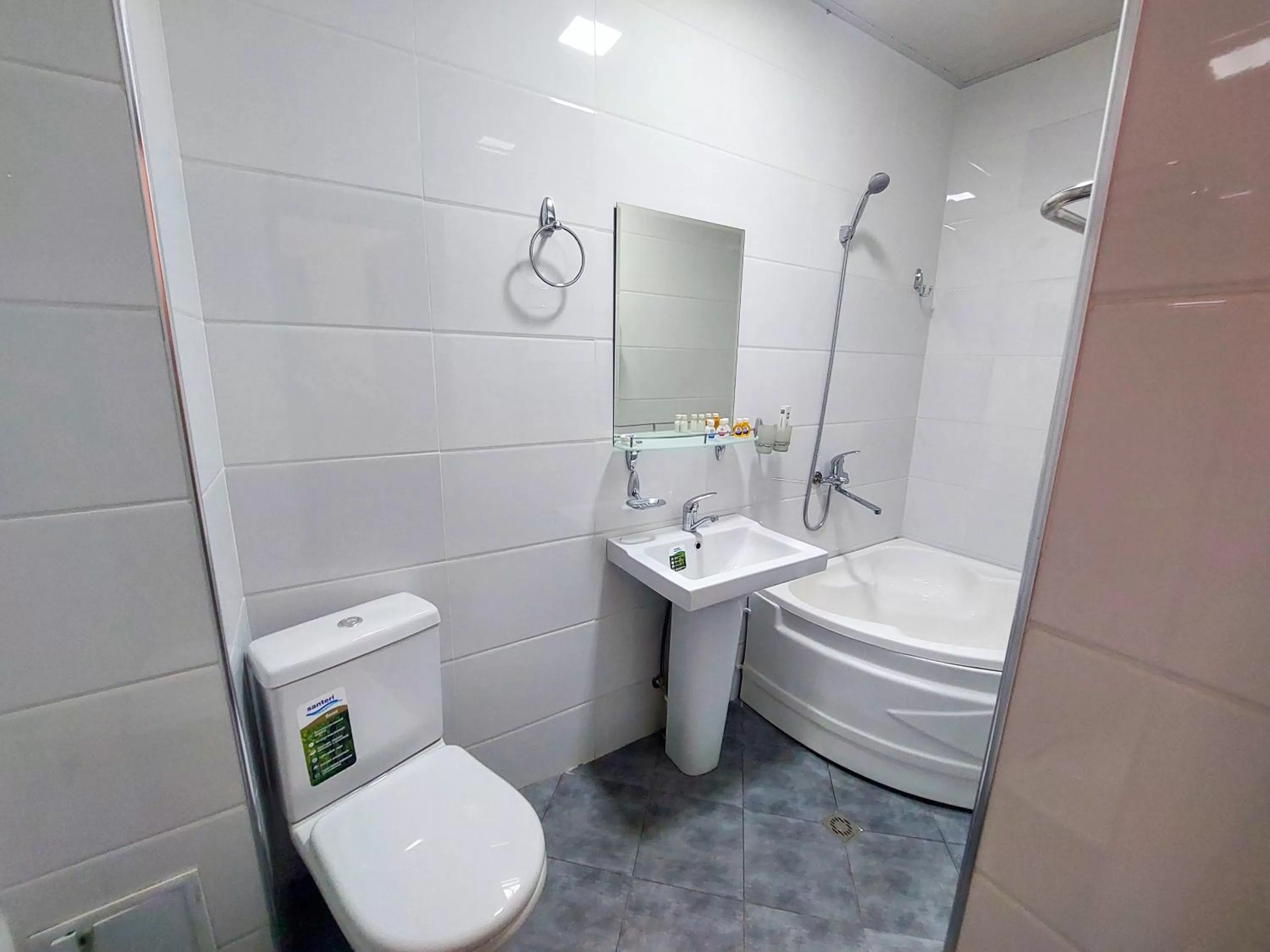 Bathroom in Samarabonu Hotel