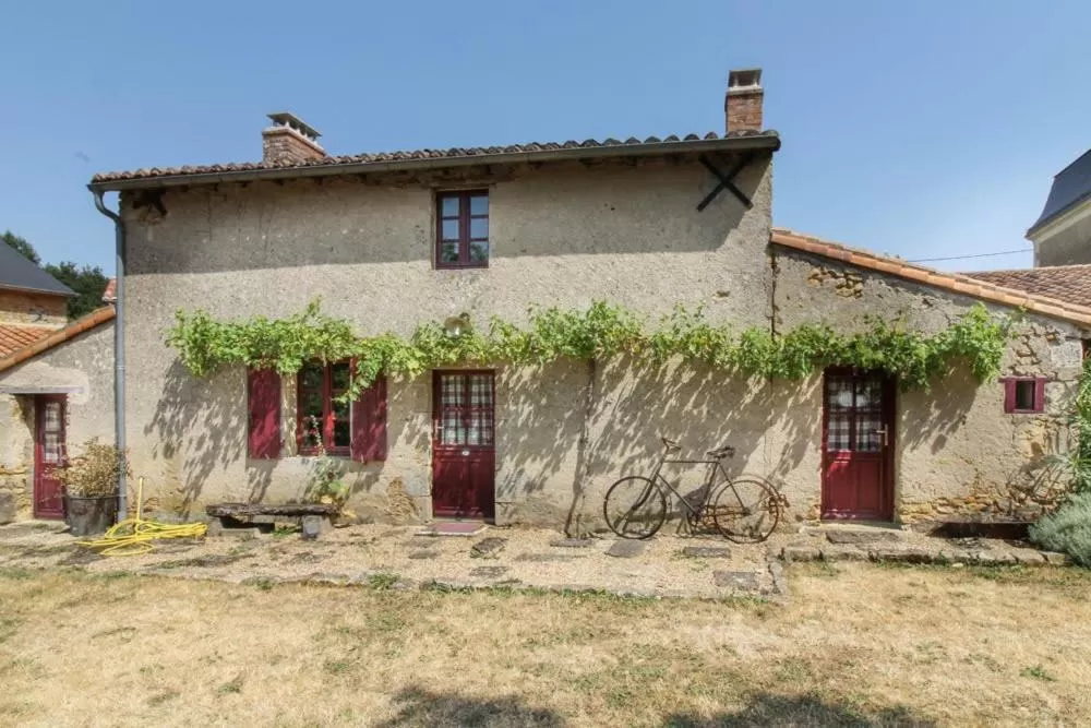 Property building in La Jariette
