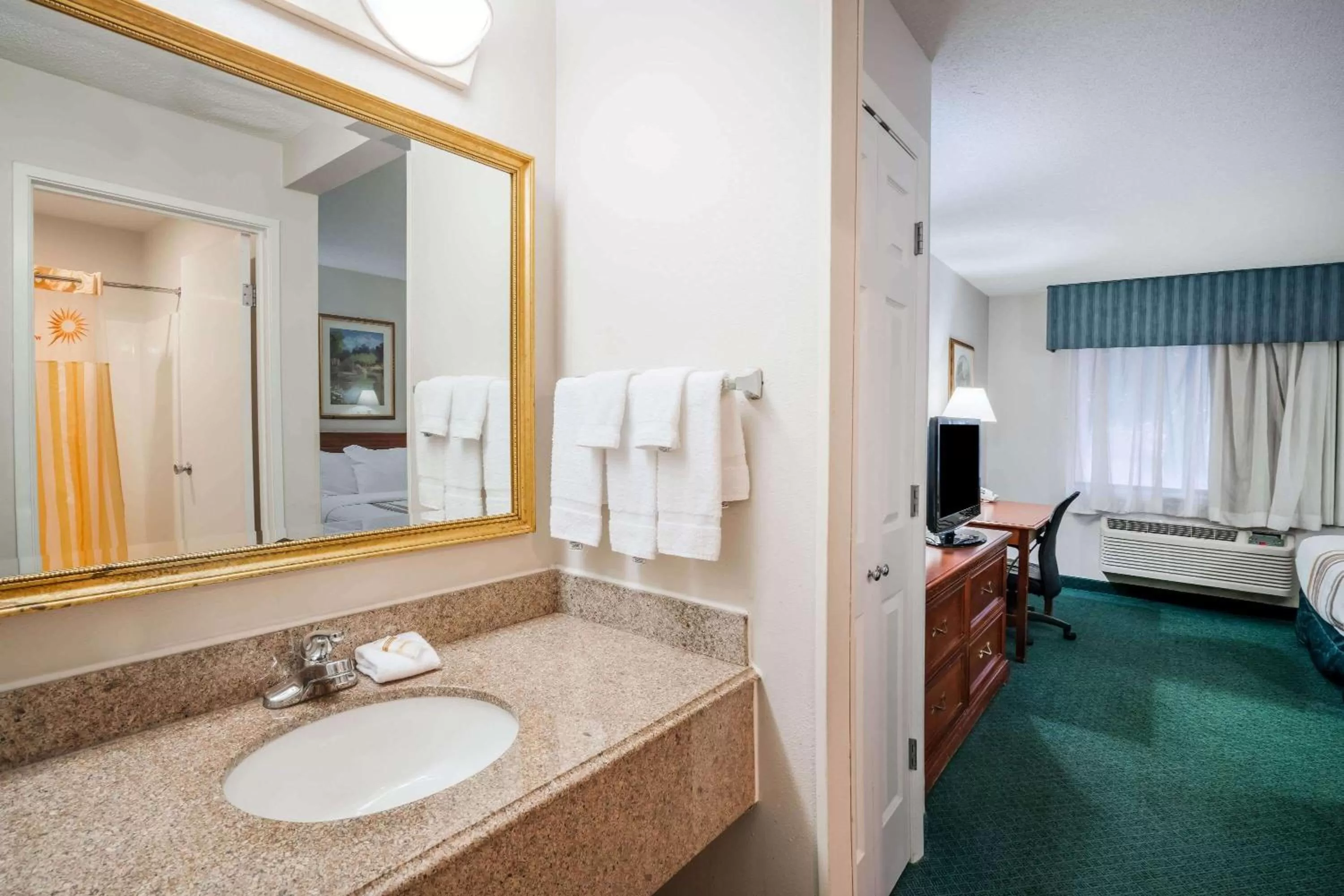 Bathroom, Bed in La Quinta by Wyndham Nashville Franklin