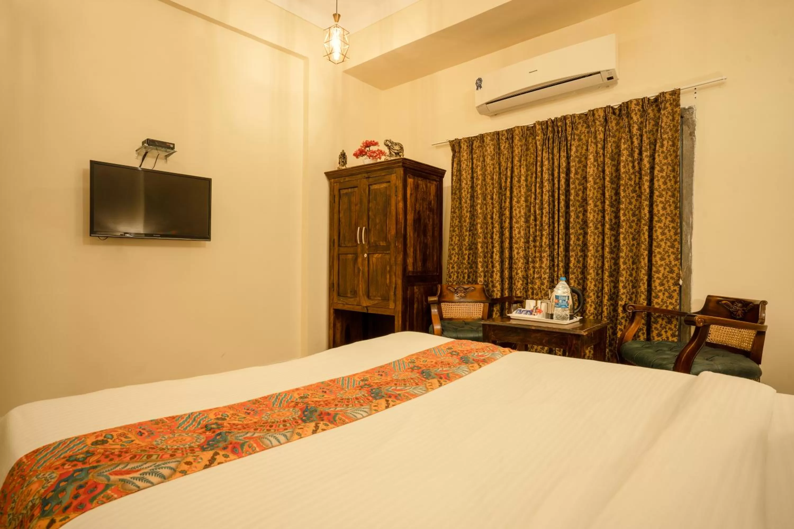 Communal lounge/ TV room, Bed in Tripli Hotels Shiv Villas