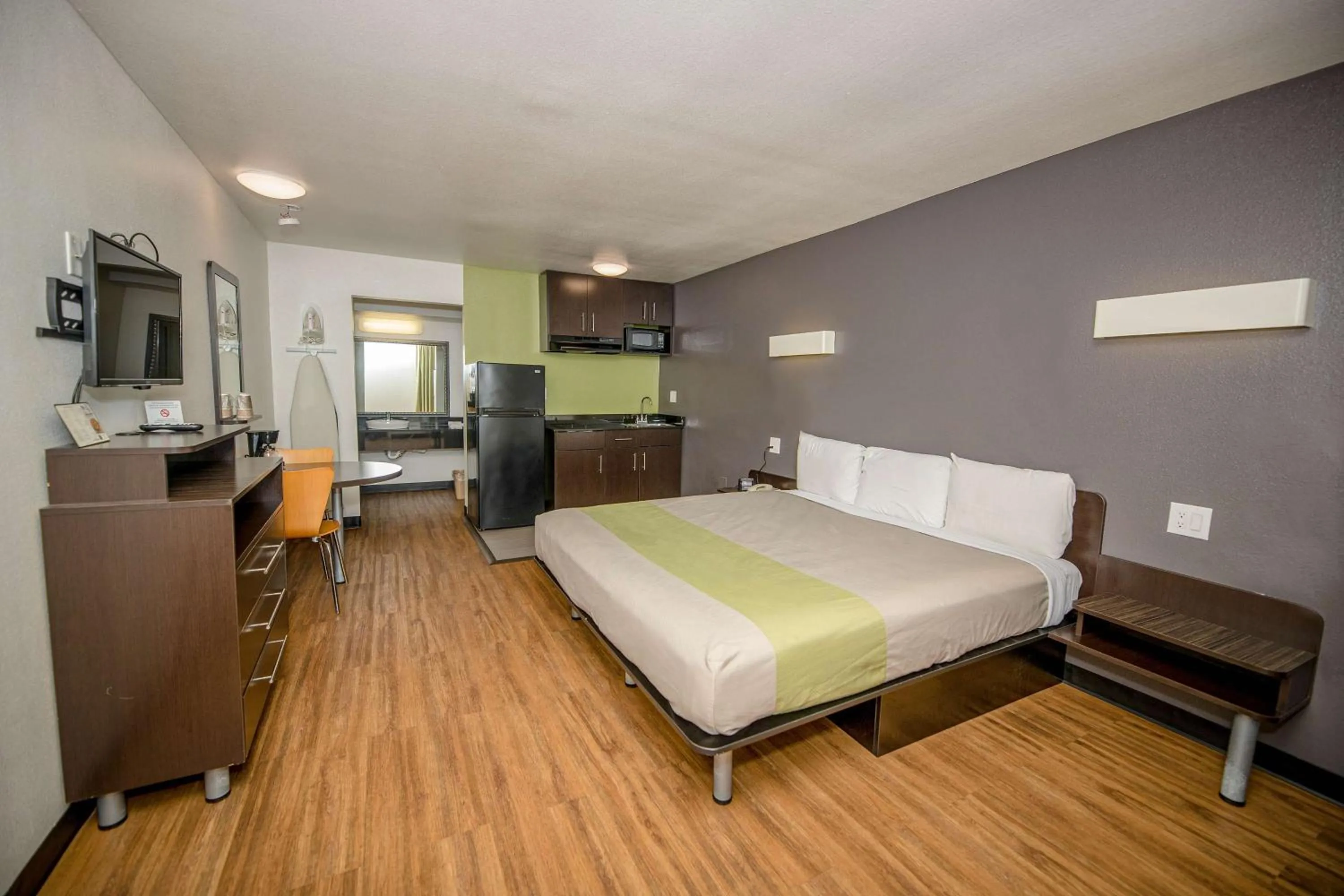 Photo of the whole room, Bed in Studio 6-Tyler, TX