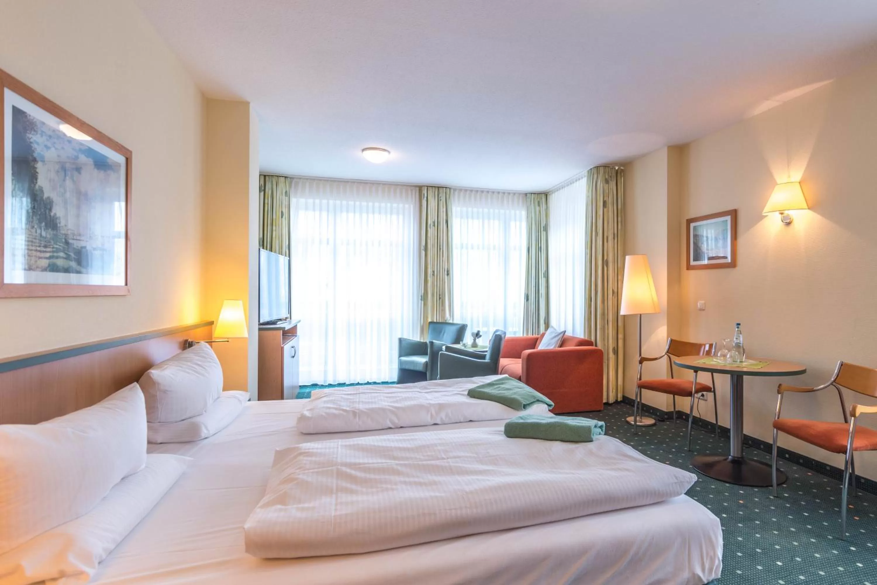 Living room, Bed in Am Weststrand Aparthotel Kühlungsborn