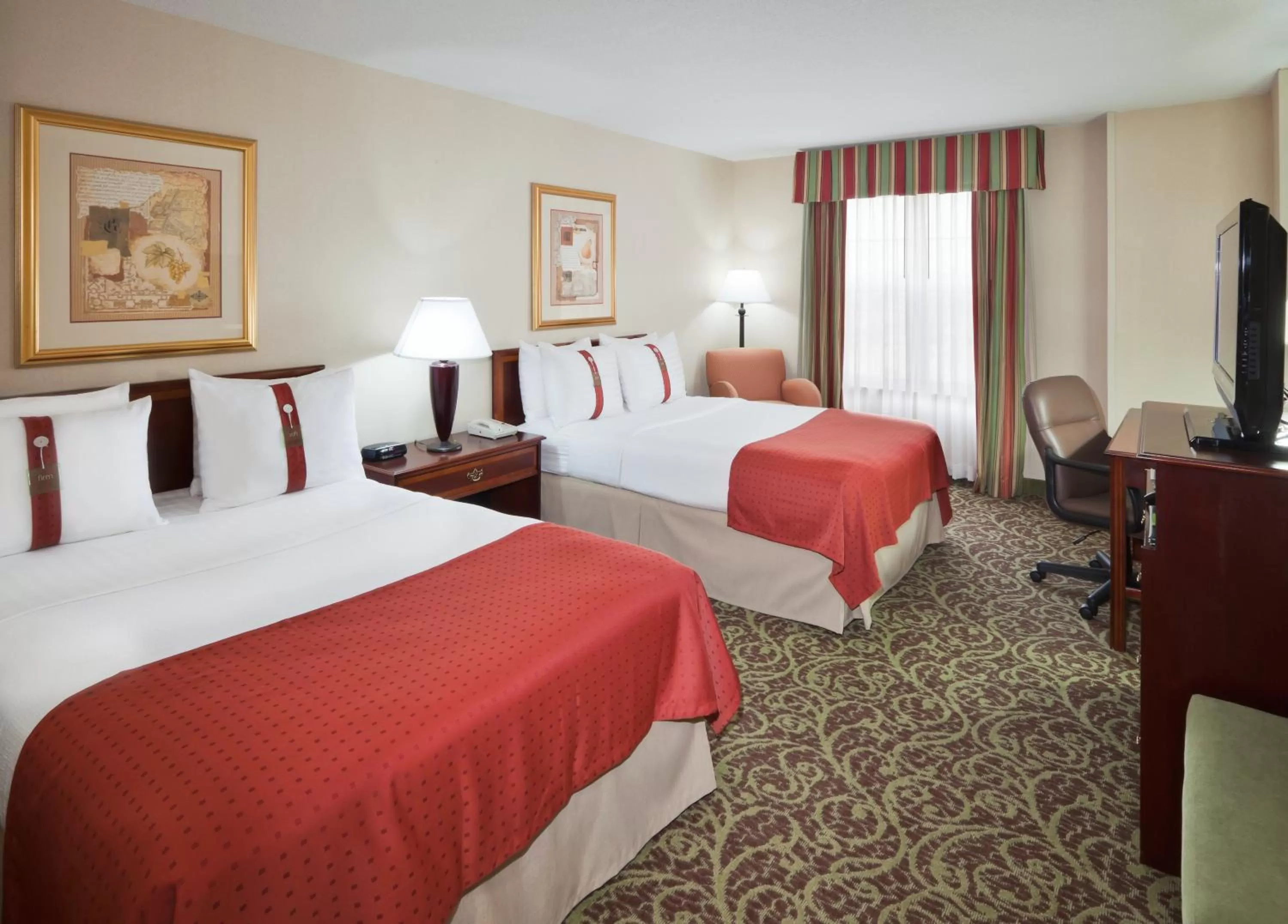 Photo of the whole room, Bed in Holiday Inn Chantilly-Dulles Expo Airport by IHG