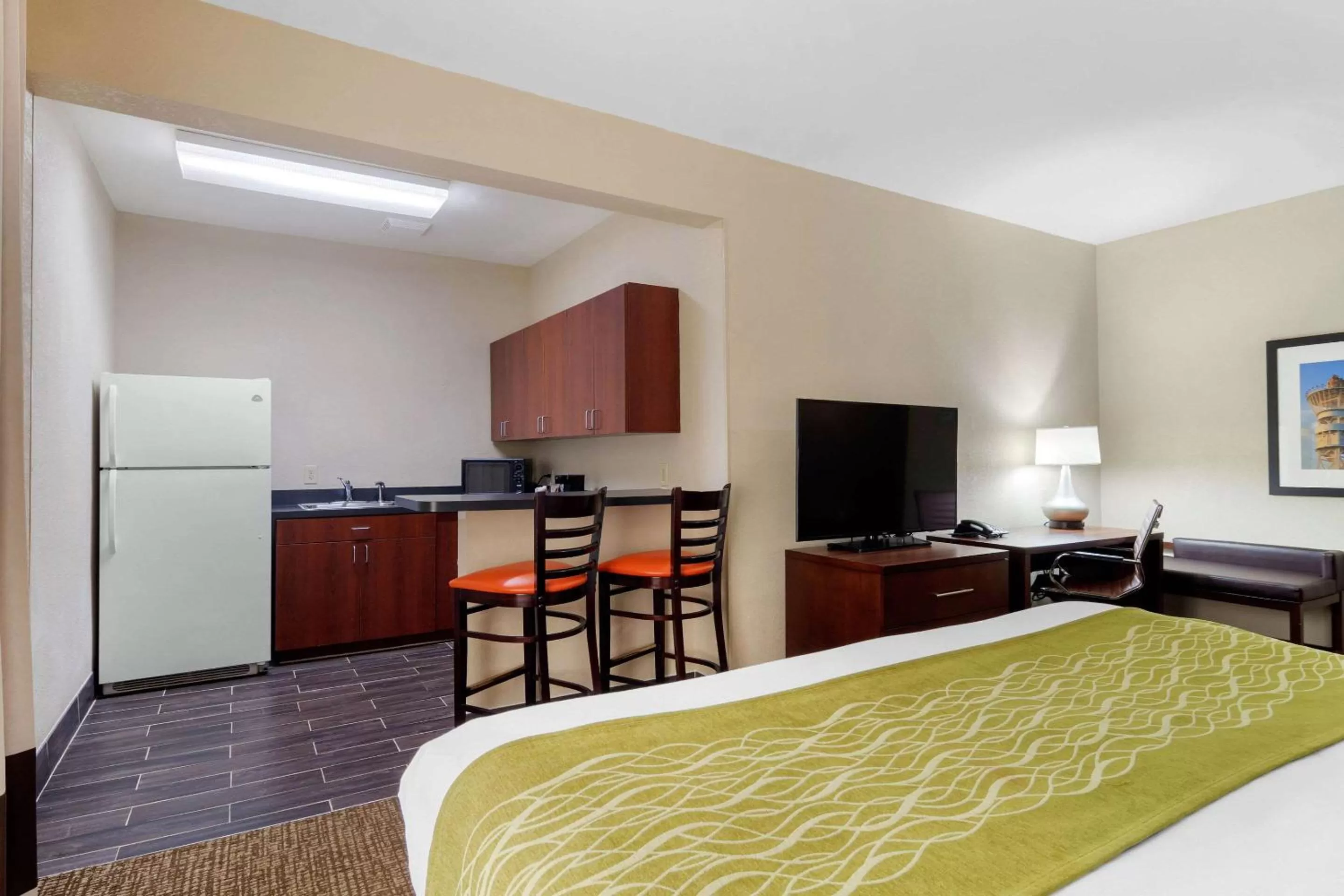 Photo of the whole room, Bed in Comfort Inn & Suites Griffin North