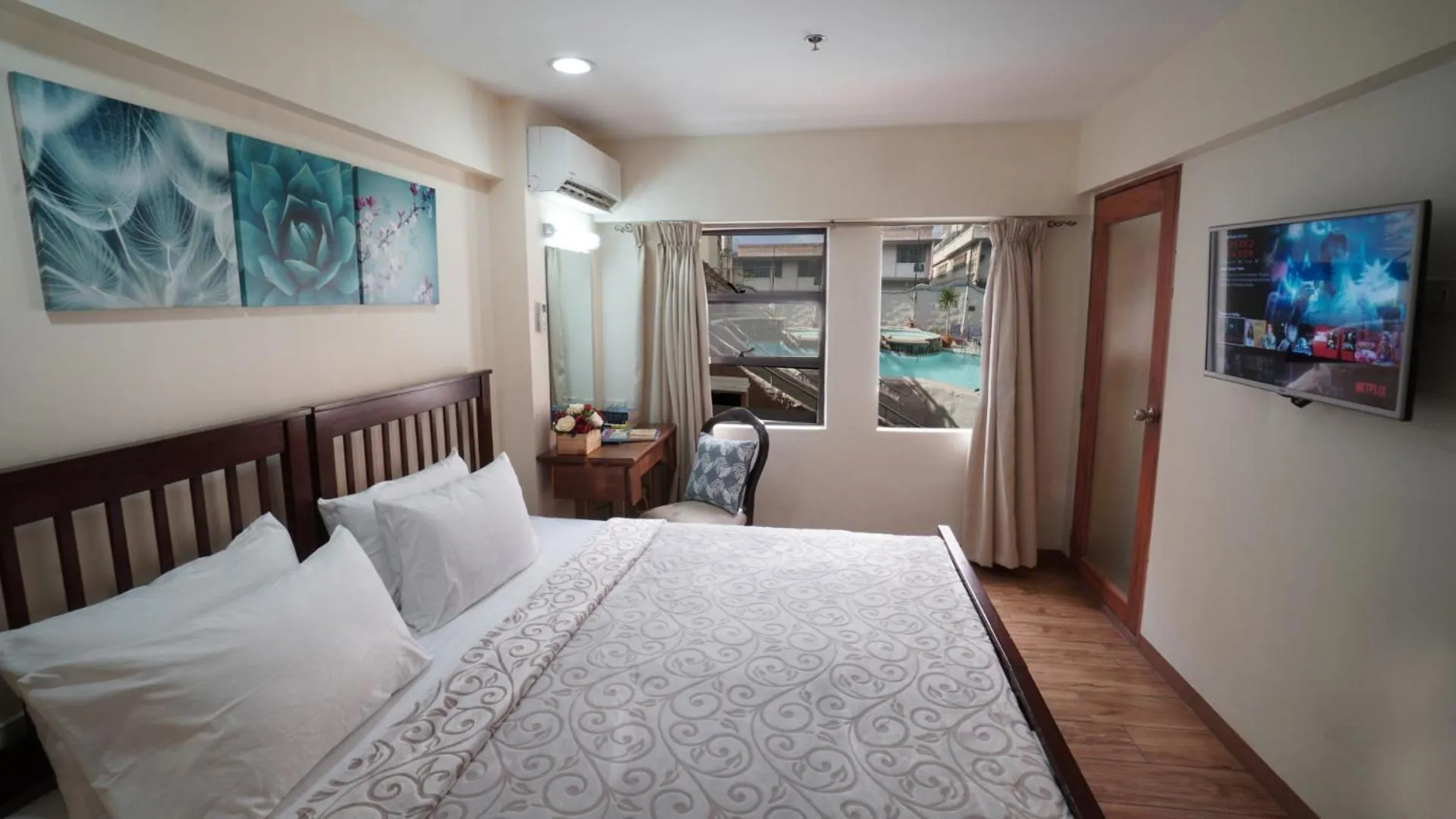 Photo of the whole room, Bed in 1775 Adriatico Suites