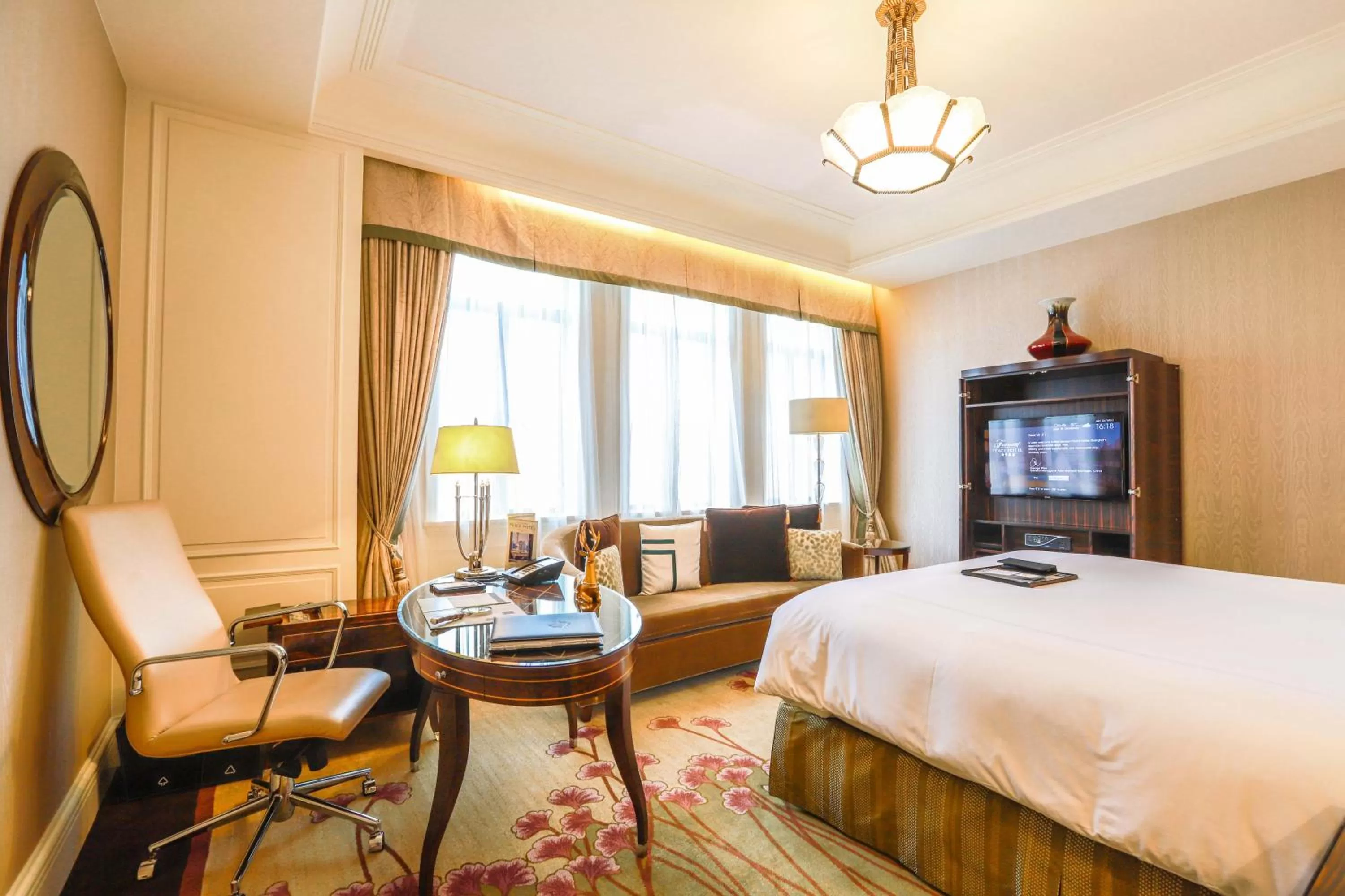 Bedroom, Bed in Fairmont Peace Hotel on the Bund