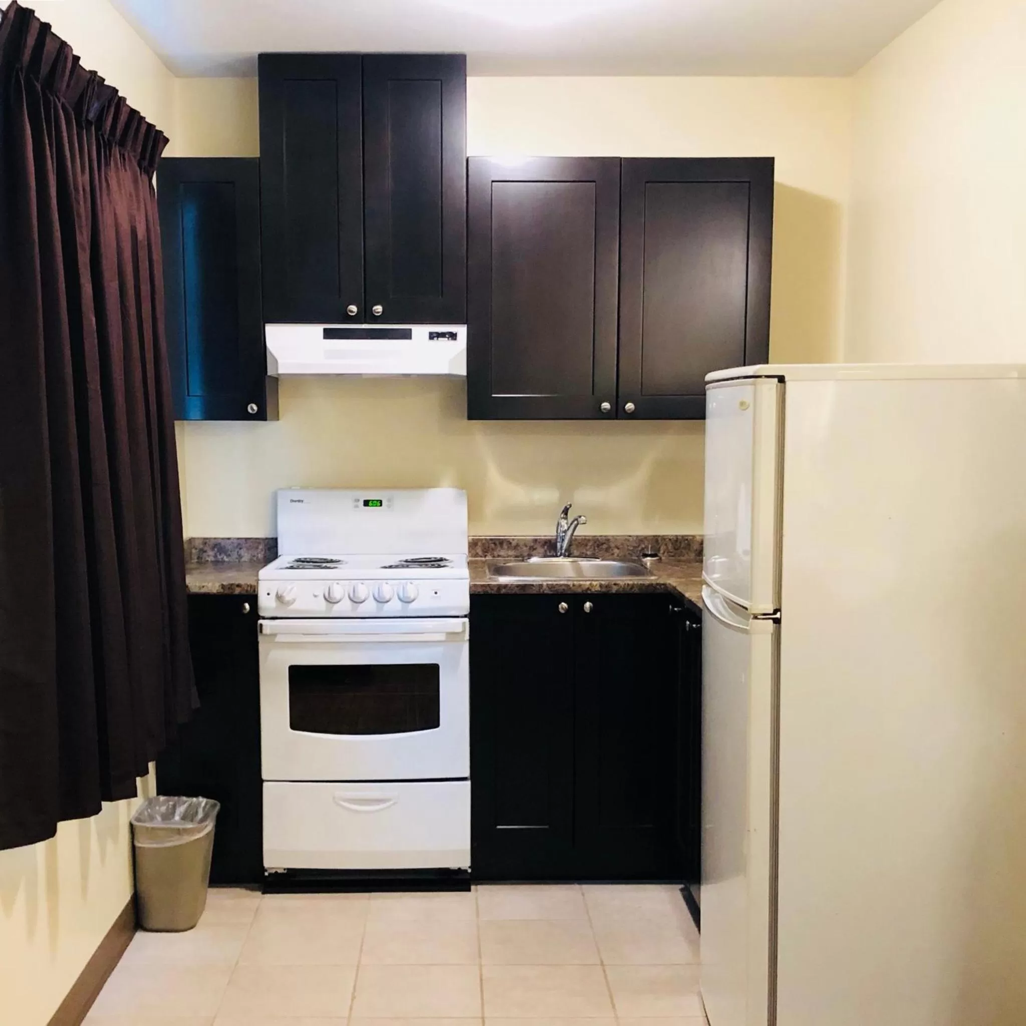 Kitchen or kitchenette in Kings Motor Inn