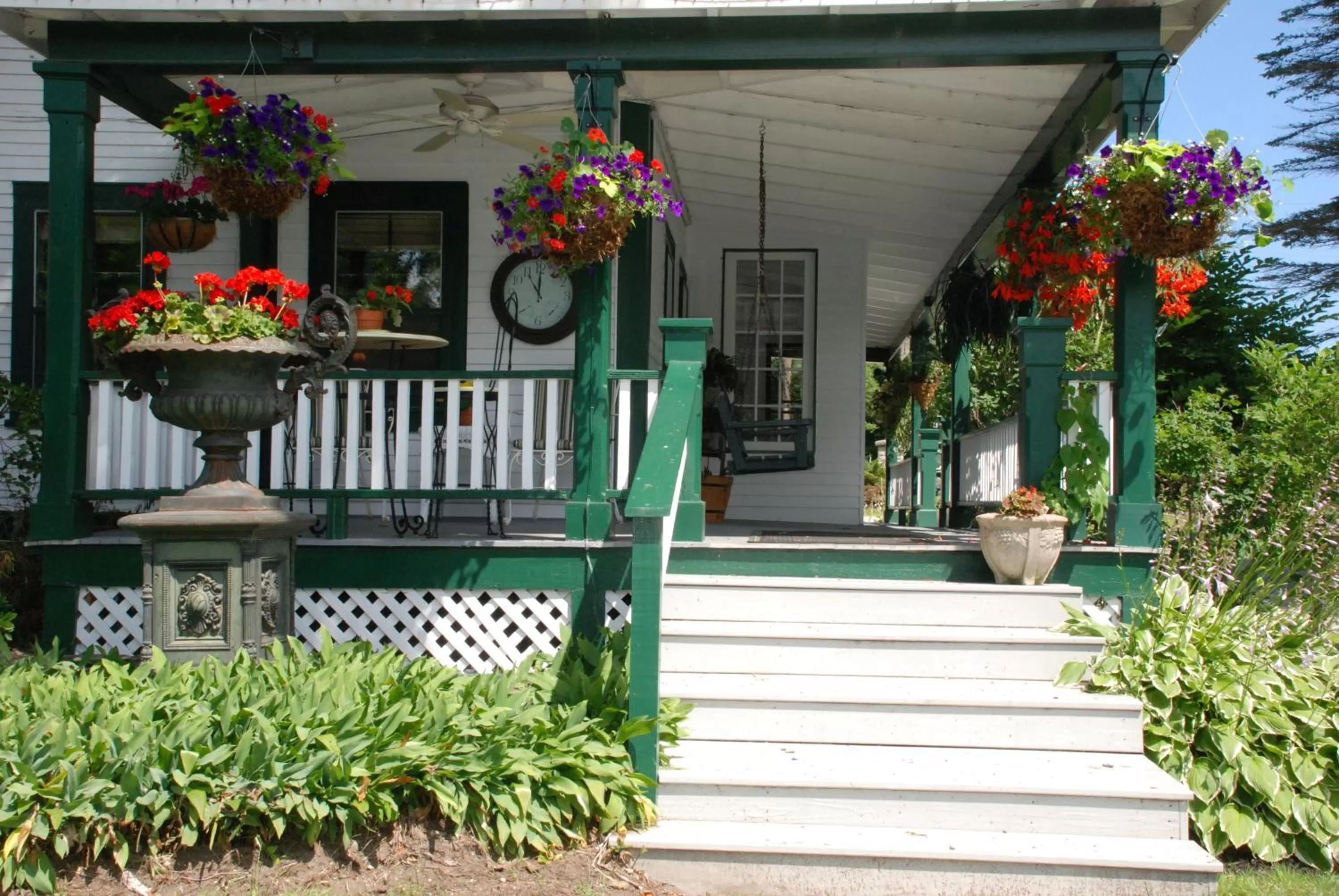 Facade/entrance in Follansbee Inn