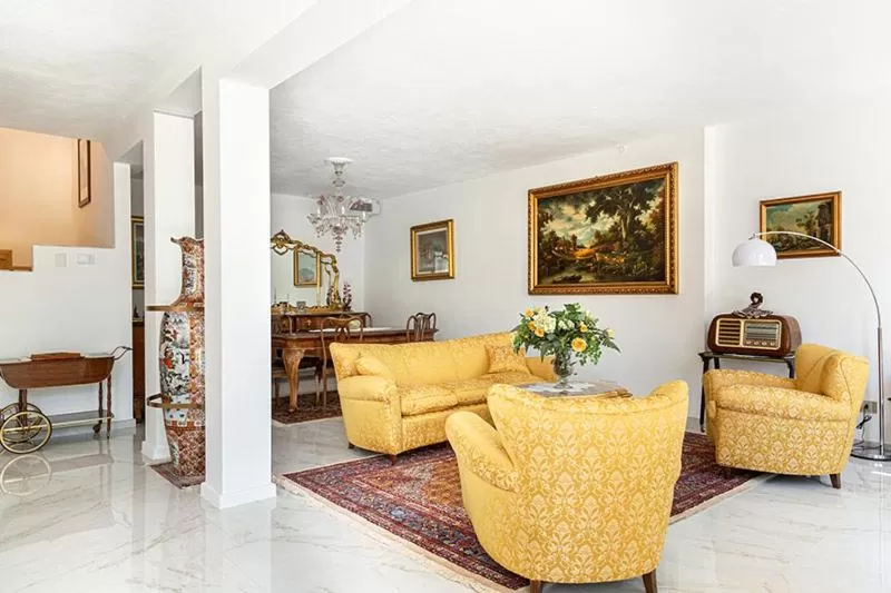 Communal lounge/ TV room, Seating Area in Ghe Sem Morazzone B&B