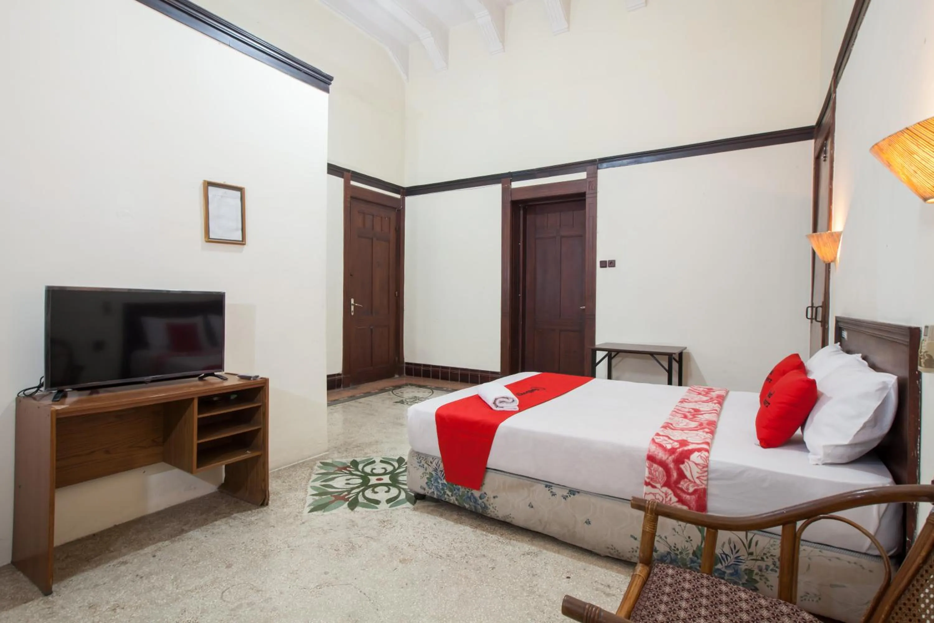 Bedroom, Bed in RedDoorz @ Lawang