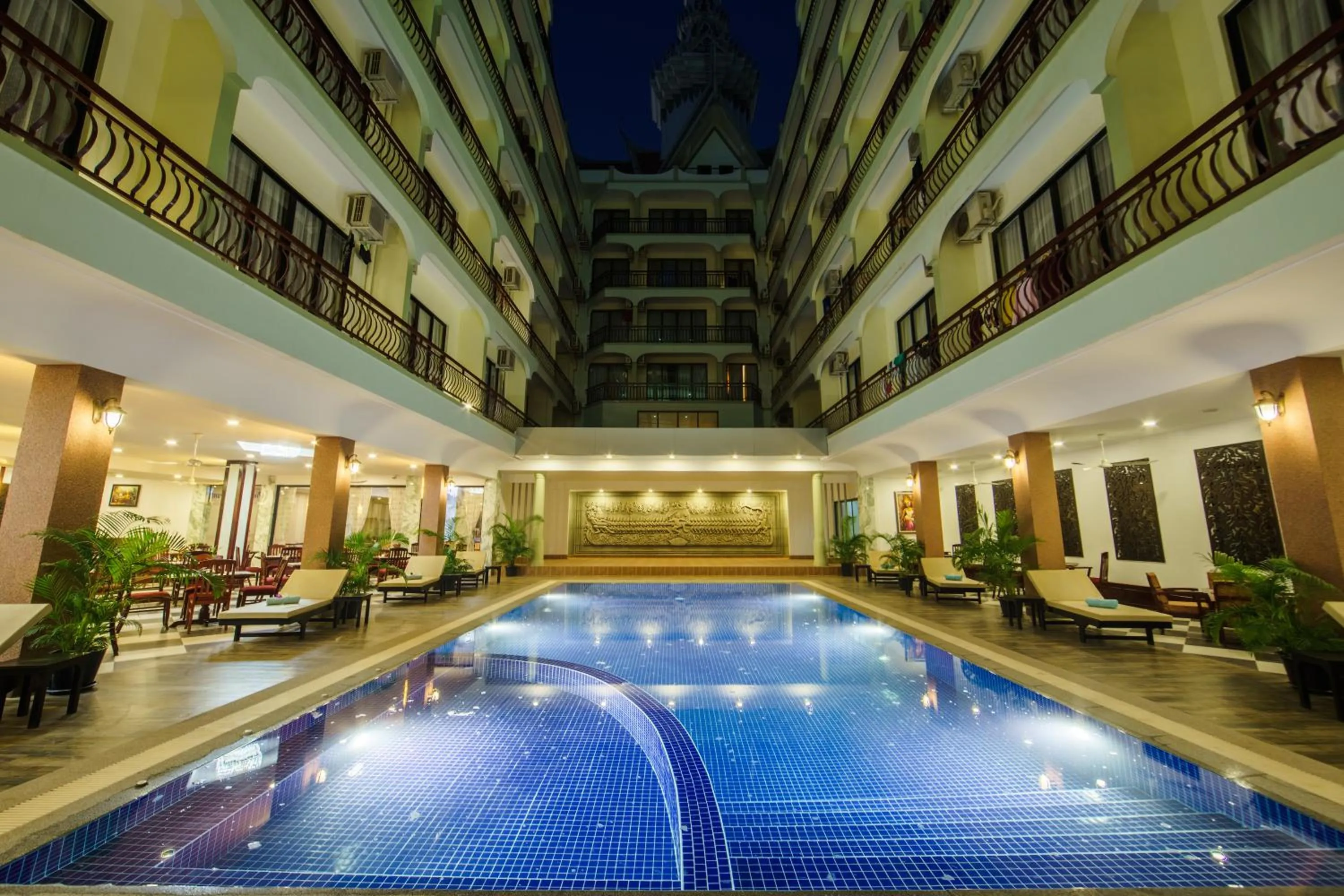 Swimming pool in Smiling Hotel