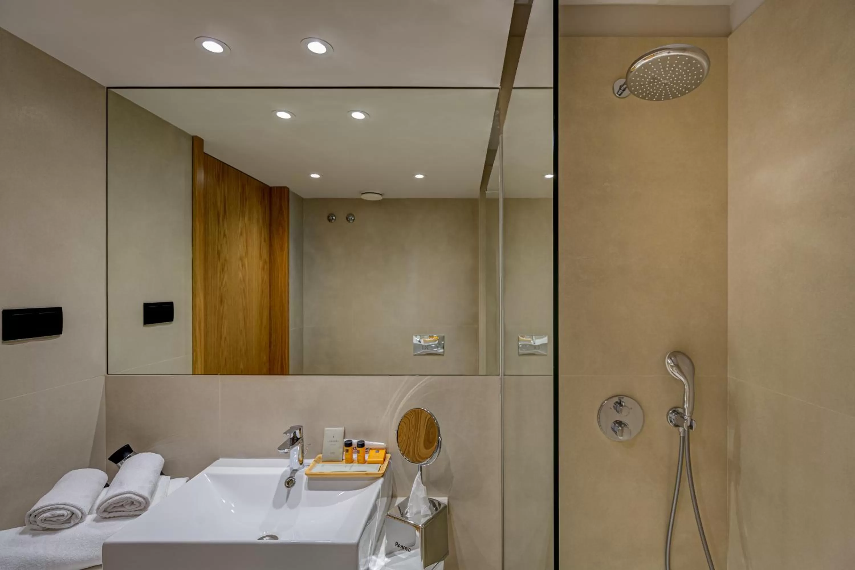 Shower, Bed in Acta The Clover