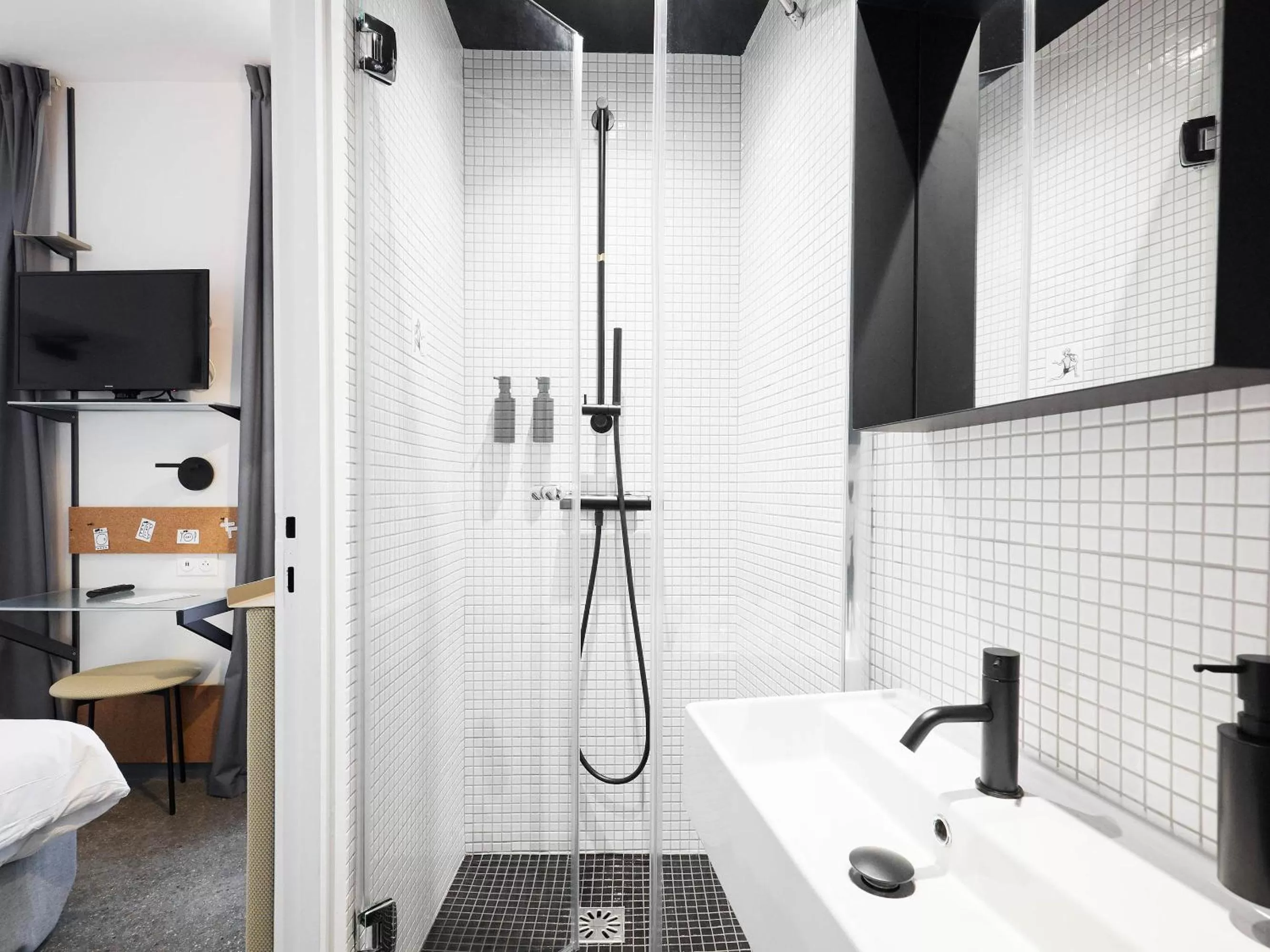 Shower, Bed in French Theory